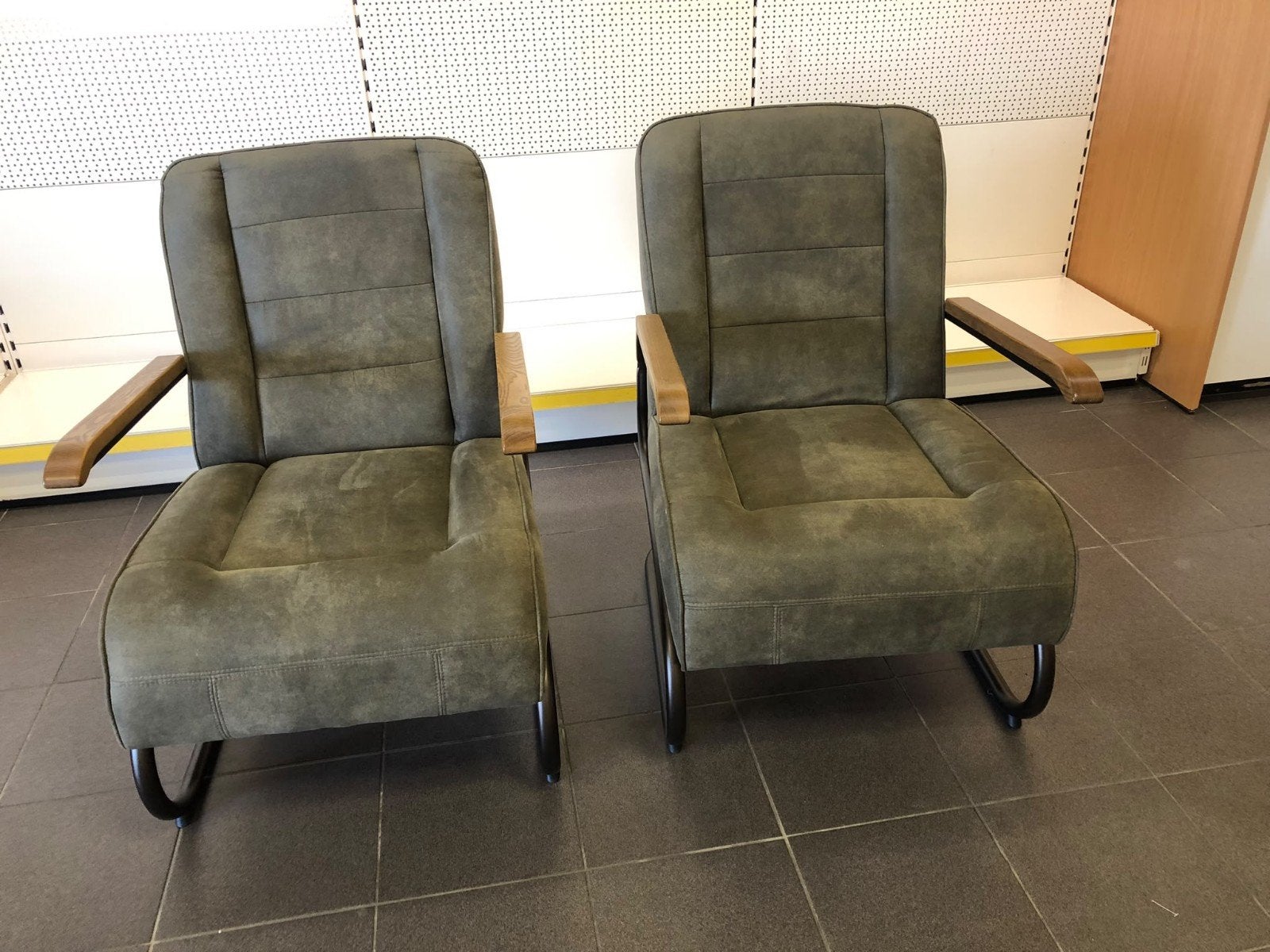 2 nog zo goed als nieuwe leger-groene fauteuils., Modern/industrieel., 75 tot 100 cm, Zo goed als nieuw, 50 tot 75 cm