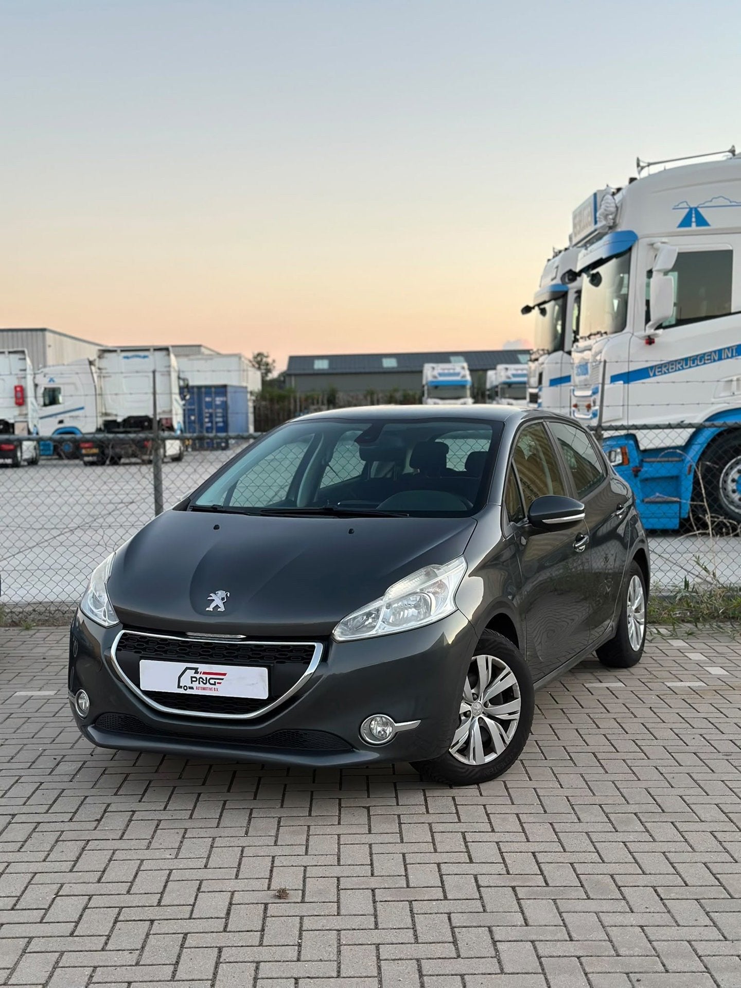 Peugeot 208 1.2 VTi Envy CRUISE - NAVI - AIRCO, Voorwielaandrijving, Euro 5, Gebruikt, 31 €/maand