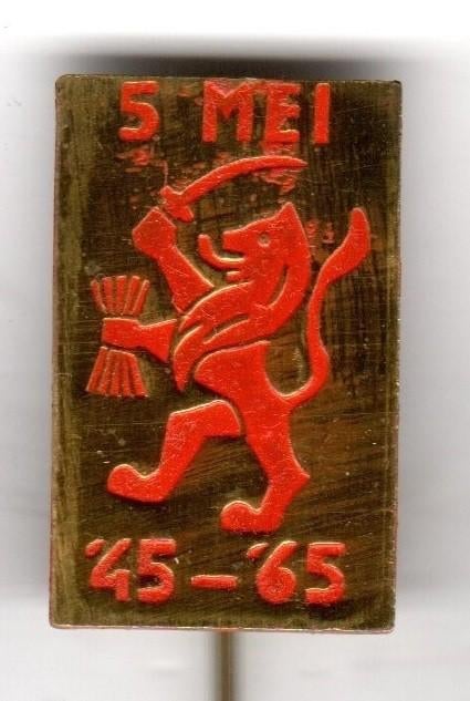 Speldje ORANJE LEEUW GOUDKLEURIGE ACHTERGROND BEVRIJDING (A4, Verzamelen, Speldjes, Pins en Buttons, Ophalen of Verzenden, Gebruikt