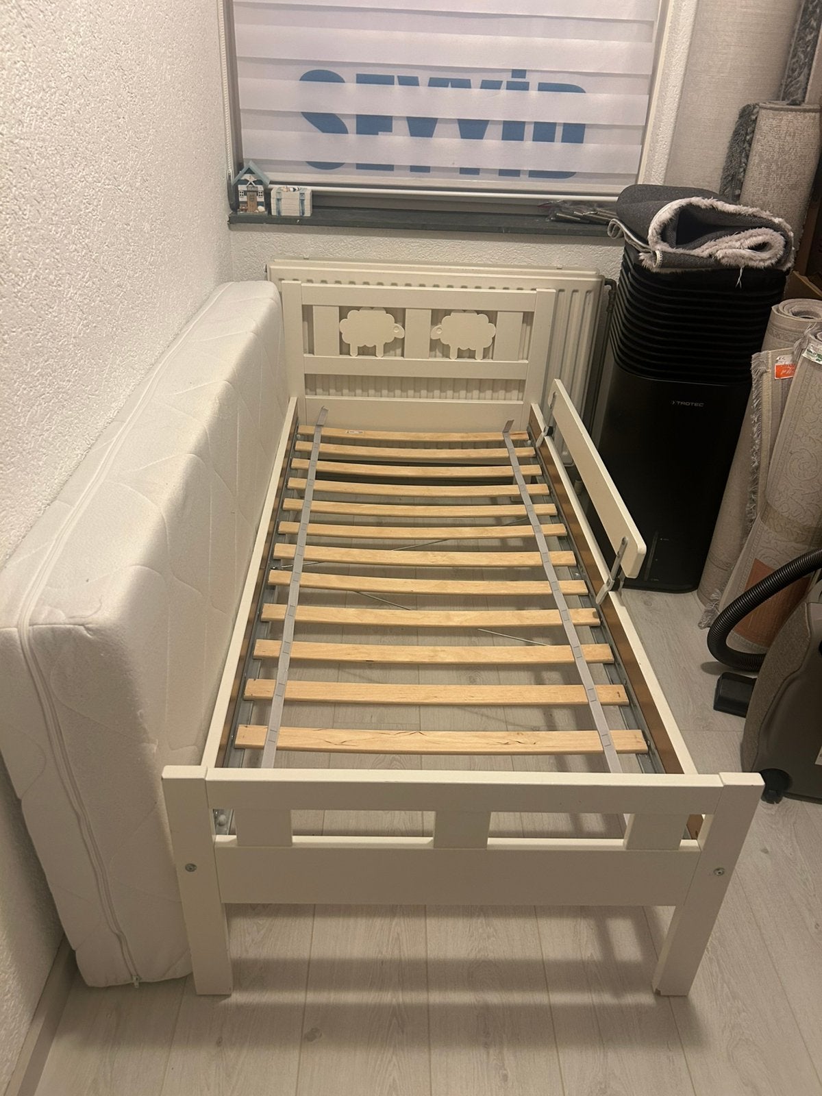 Peuterbed te koop!!! – inclusief matras en uitvalbeveiliging, Ophalen, Zo goed als nieuw, Eenpersoons, Hout
