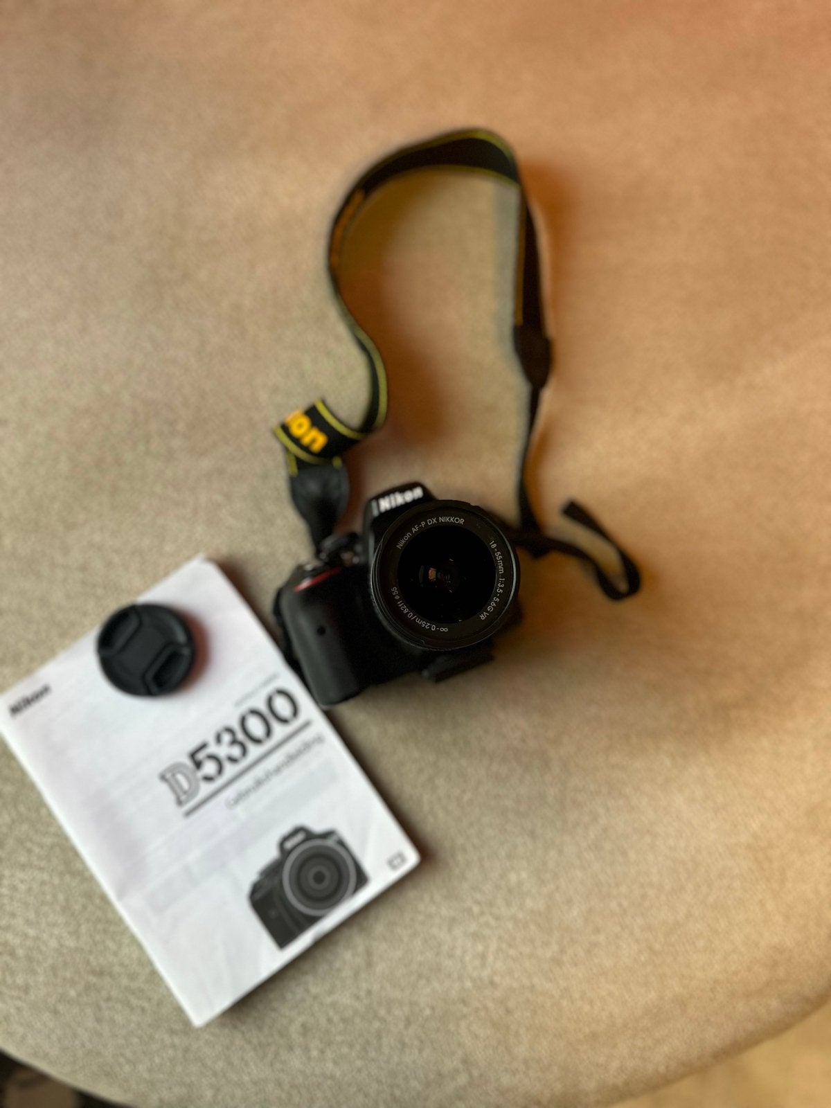 Nikon D5300 + 18-55mm lens, batterij, oplader en tas, Spiegelreflex, Beeldstabilisatie, Ophalen of Verzenden, Zo goed als nieuw