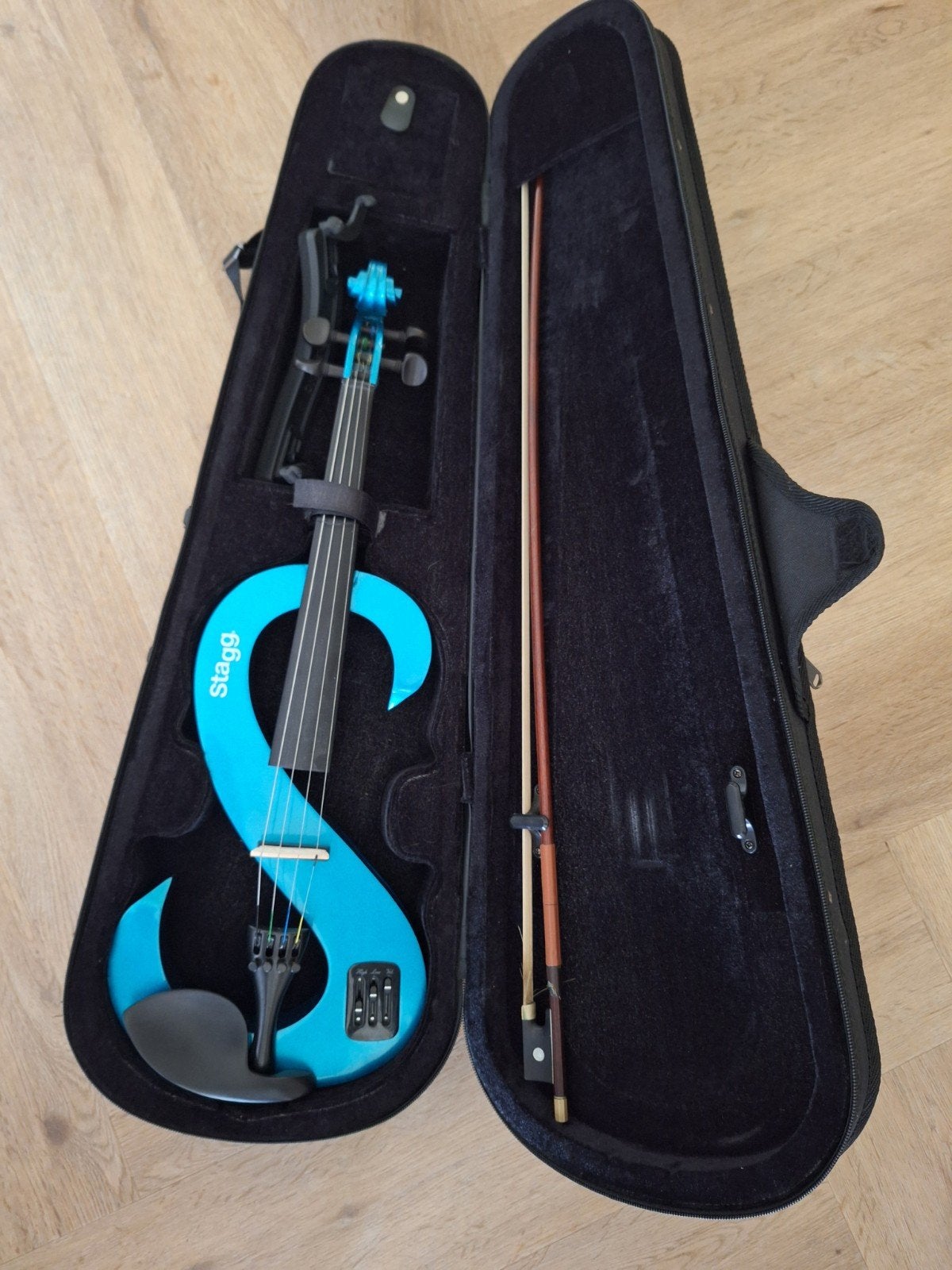 Stagg elektrische viool met koffer en strijkstok, Viool, Ophalen of Verzenden, Zo goed als nieuw, 4/4-viool
