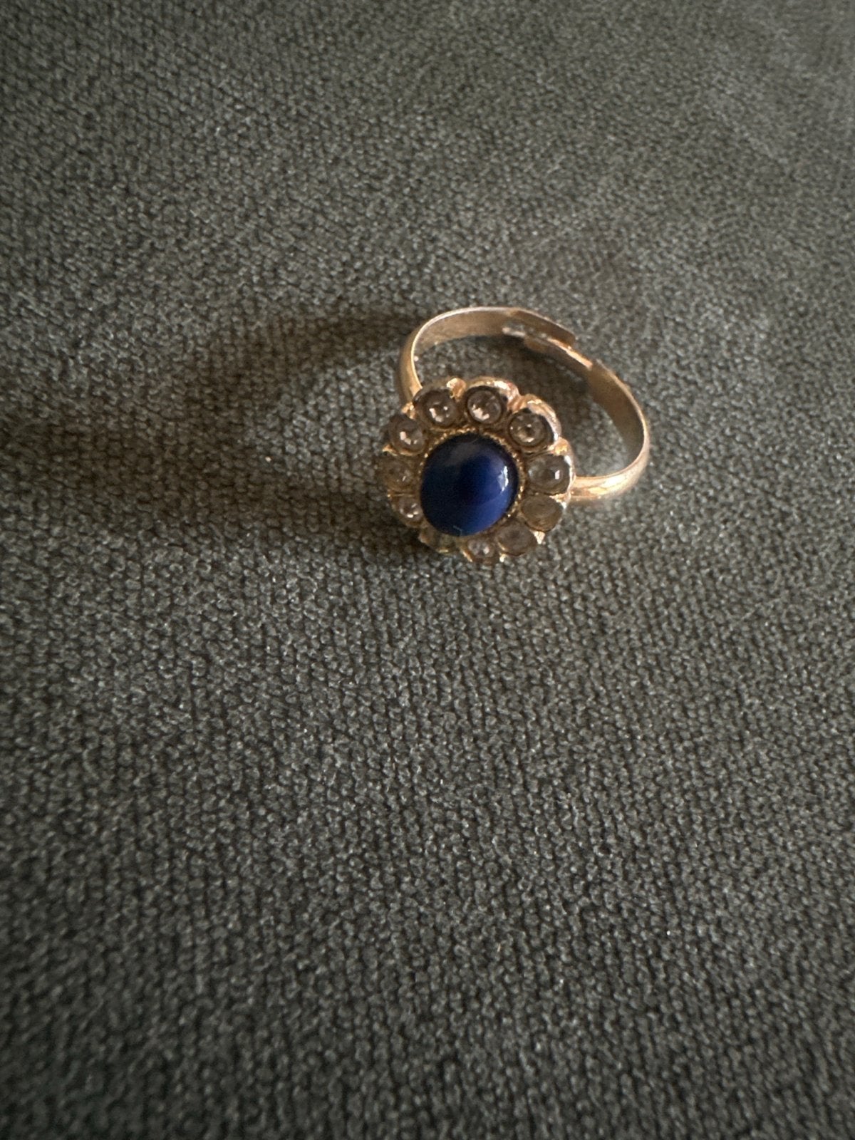 Gouden achtige ring met blauwe steen en kristallen, Gebruikt, Ophalen of Verzenden, 17 tot 18, Met edelsteen