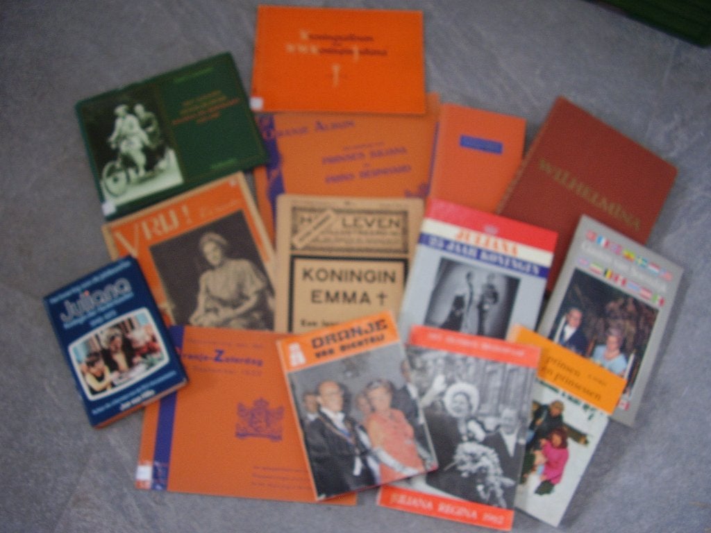 Verzameling van 34 boeken Koninklijk huis, Verzamelen, Koninklijk Huis en Royalty, Verzenden, Zo goed als nieuw, Tijdschrift of Boek