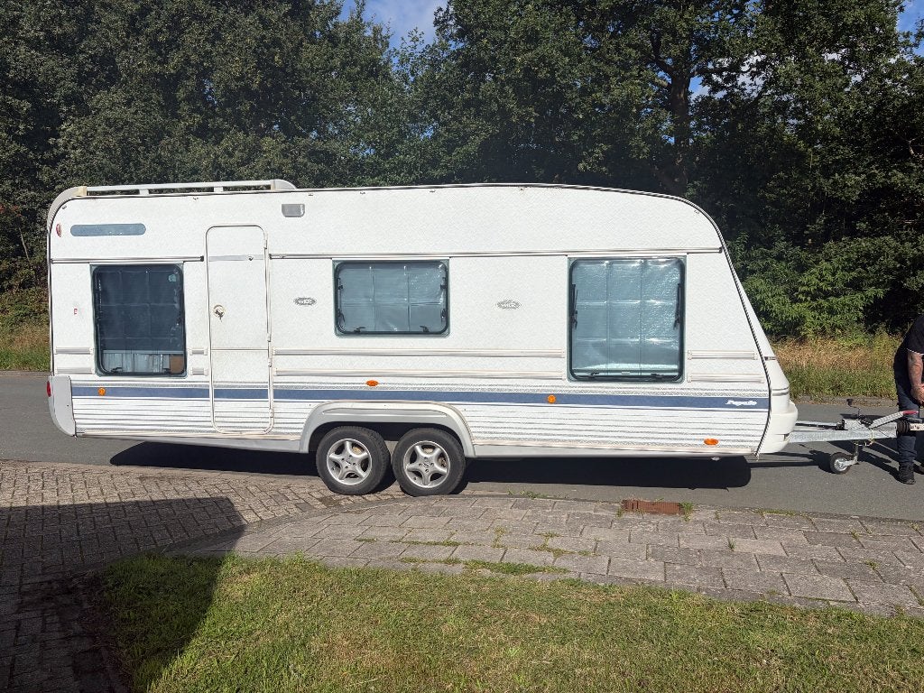 Ruime caravan met 5-6 slaapplaatsen, bouwjaar 2003, Caravans en Kamperen, Vast bed, Rondzit, Tabbert, Particulier