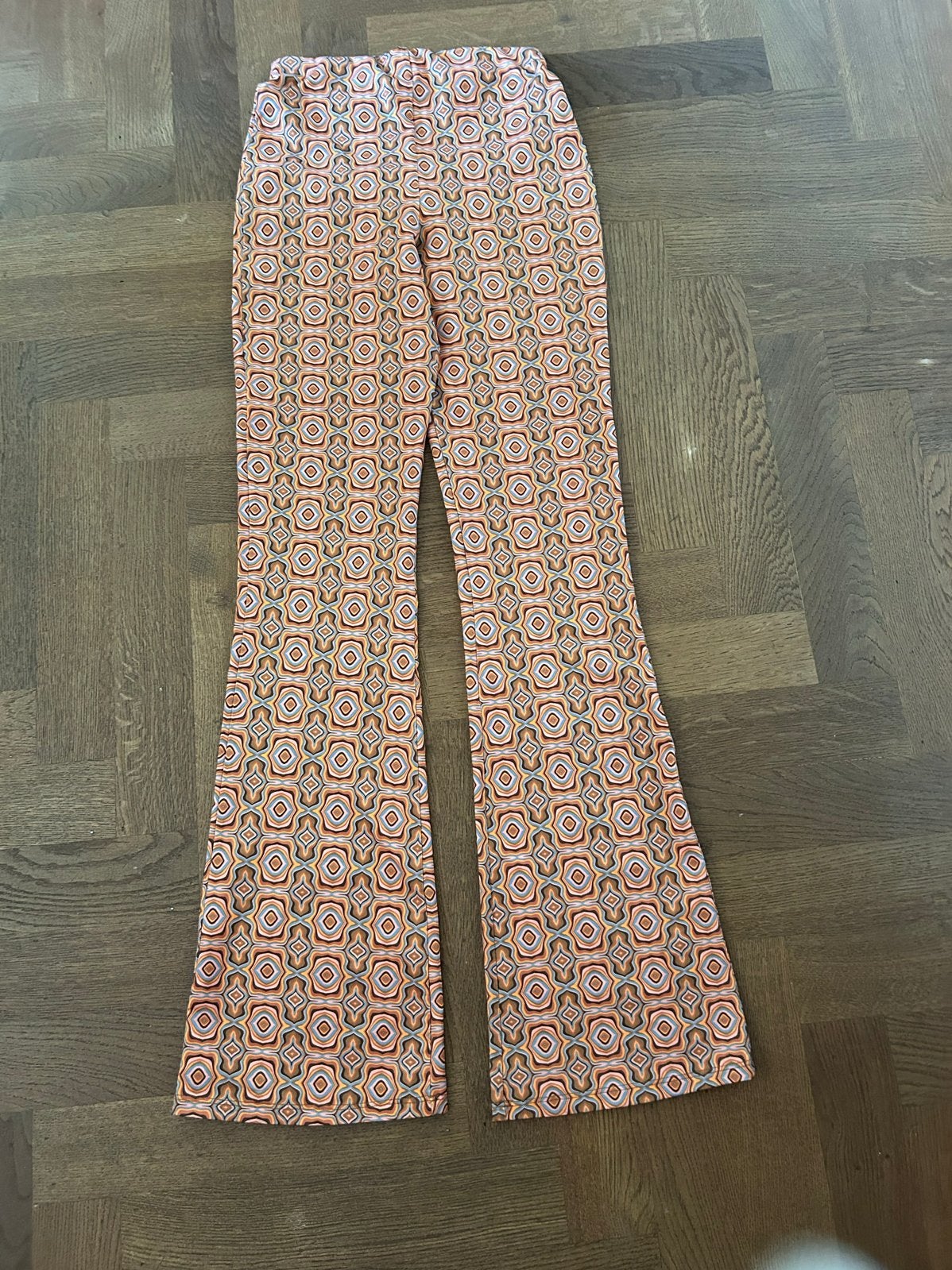 Pull&Bear flared broek met retro print, Kleding | Dames, Meerkleurig, Ophalen of Verzenden, Zo goed als nieuw, Maat 36 (S)