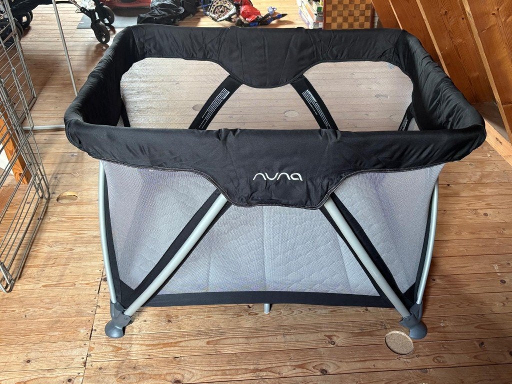 Nuna campingbed met verhoger, Ophalen, Zo goed als nieuw, Reisbedje