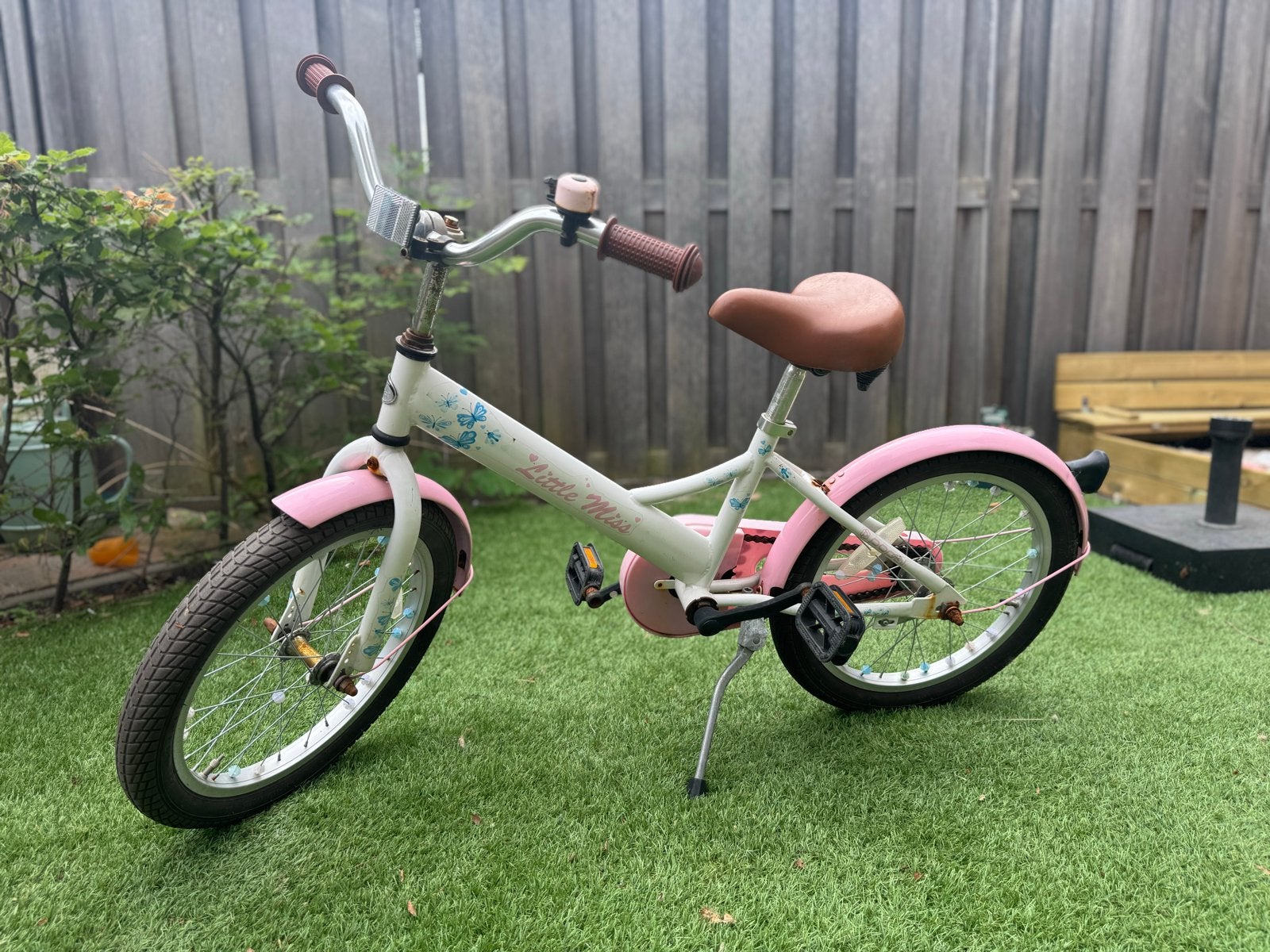 Kinderfiets Little Miss 18 inch - Roze/Wit, Fietsen en Brommers, Fietsen | Kinderfietsjes, Ophalen, Gebruikt, Terugtraprem, 16 tot 20 inch