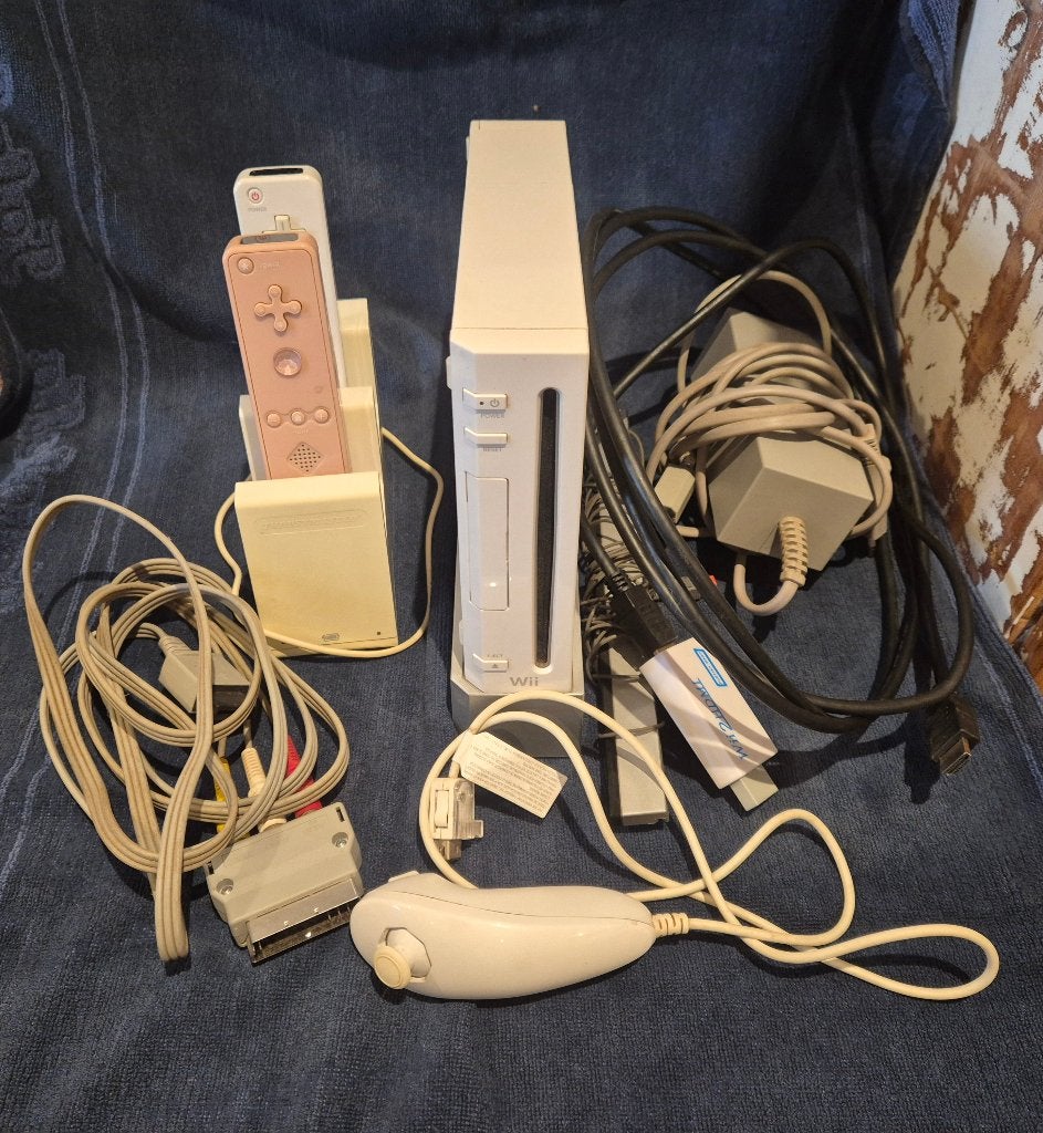 WII met 3 controller en 8 spellen, Spelcomputers en Games, Verzenden, Gebruikt, Met 3 controllers of meer, Met games