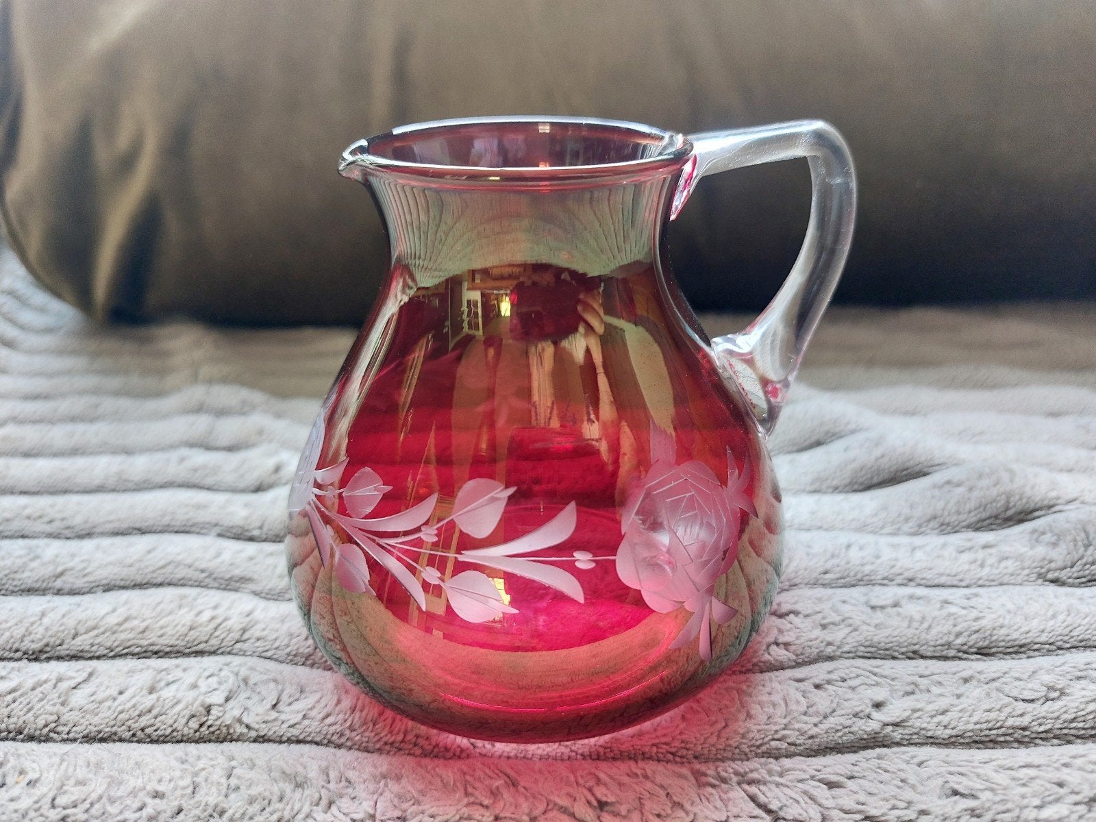 Vintage Rood Glazen Kannetje met gegraveerde Bloemen, Ophalen