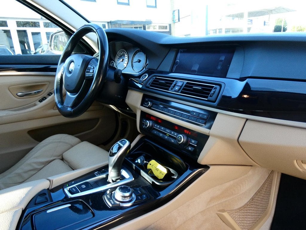 BMW 5-serie Touring 523i High Exe Aut. 6-Cilinder Leder Navi, Euro 5, Gebruikt, Beige, 2996 cc