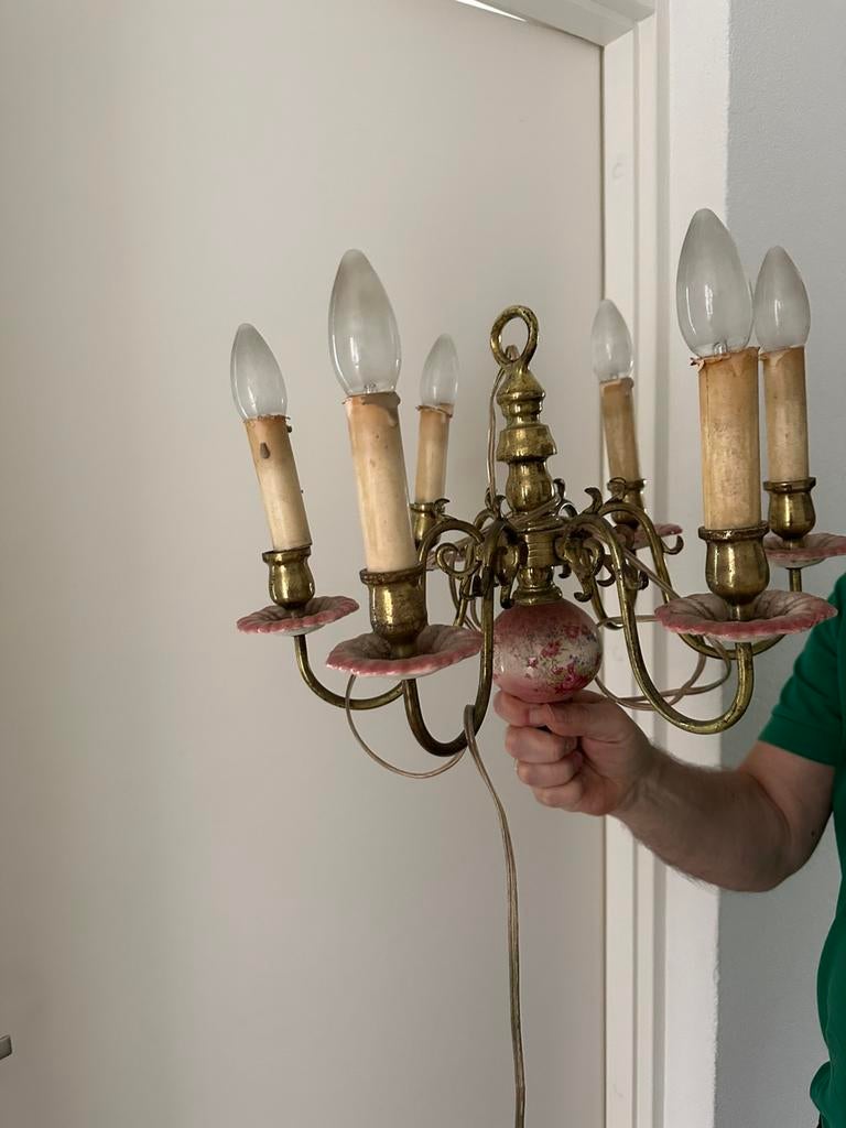 Antieke kroonluchter met porseleinen details, Ophalen