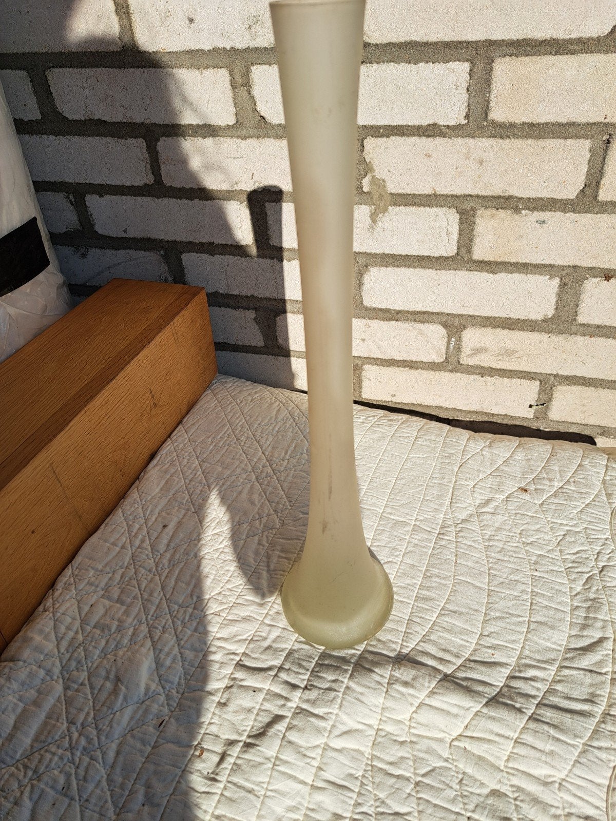 Glazen vaas met spiraaldecoratie en matte vaas, Antiek en Kunst, Ophalen
