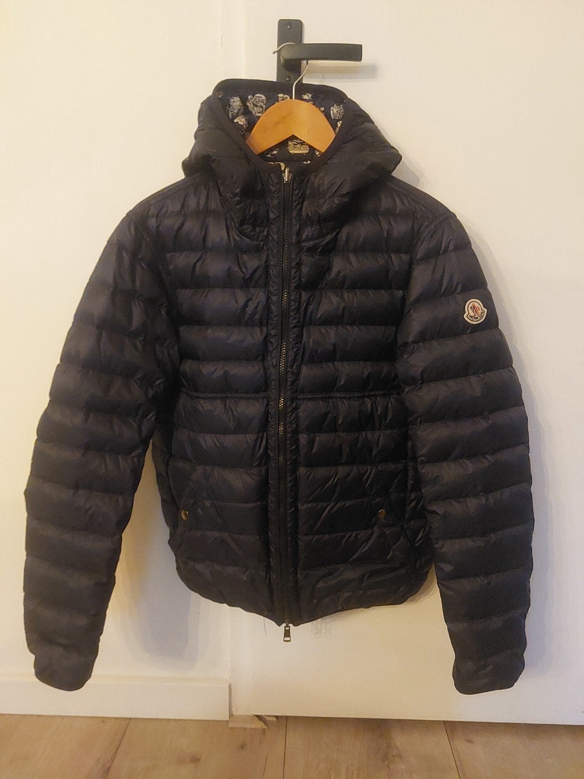 Moncler Puffer Jas met Cartoon Print - Maat M, Moncler, Maat 48/50 (M), Zwart, Ophalen of Verzenden