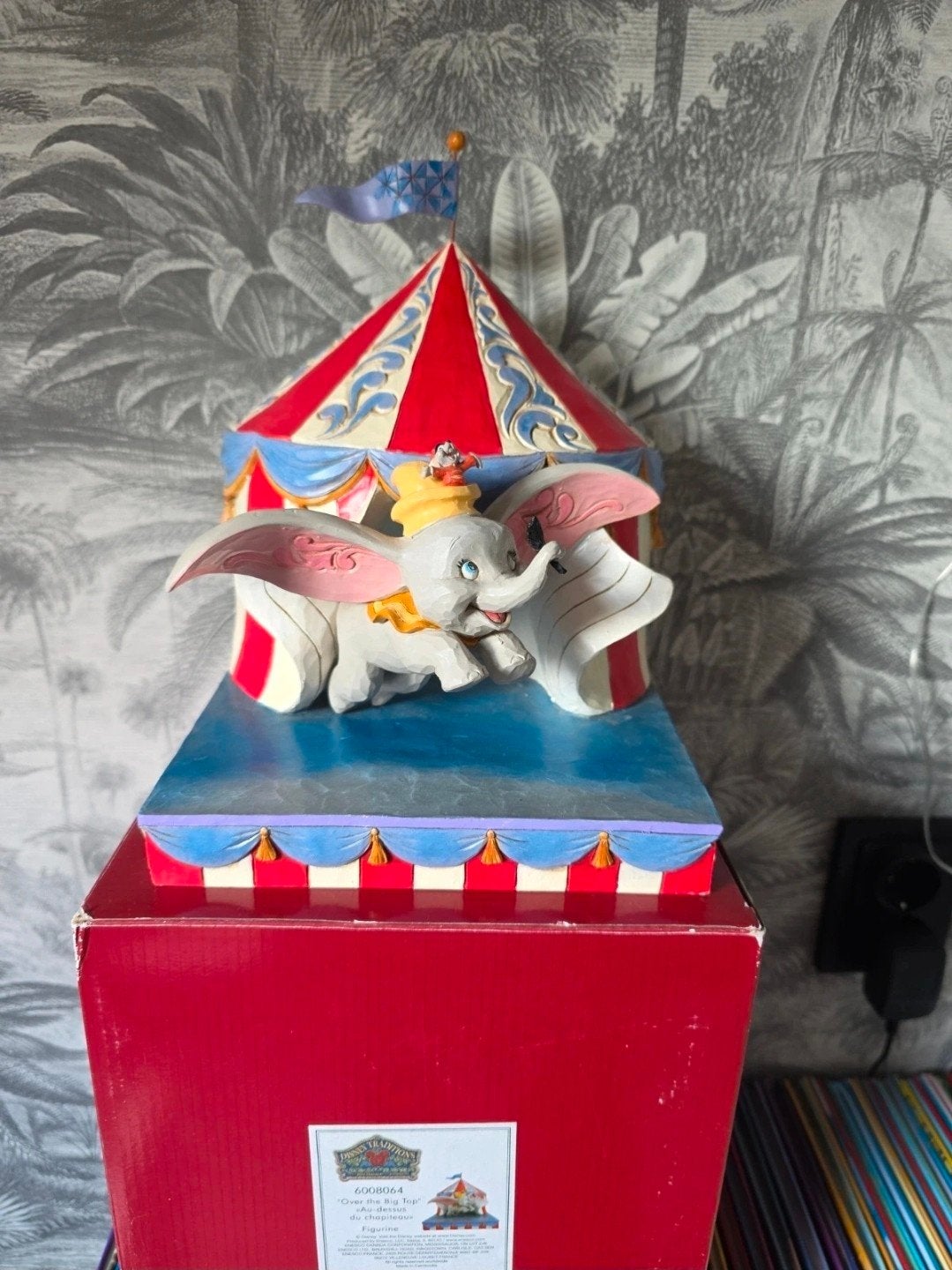Disney Traditions Dumbo "Over the Big Top" Figurine, Ophalen of Verzenden, Overige figuren, Zo goed als nieuw, Beeldje of Figuurtje