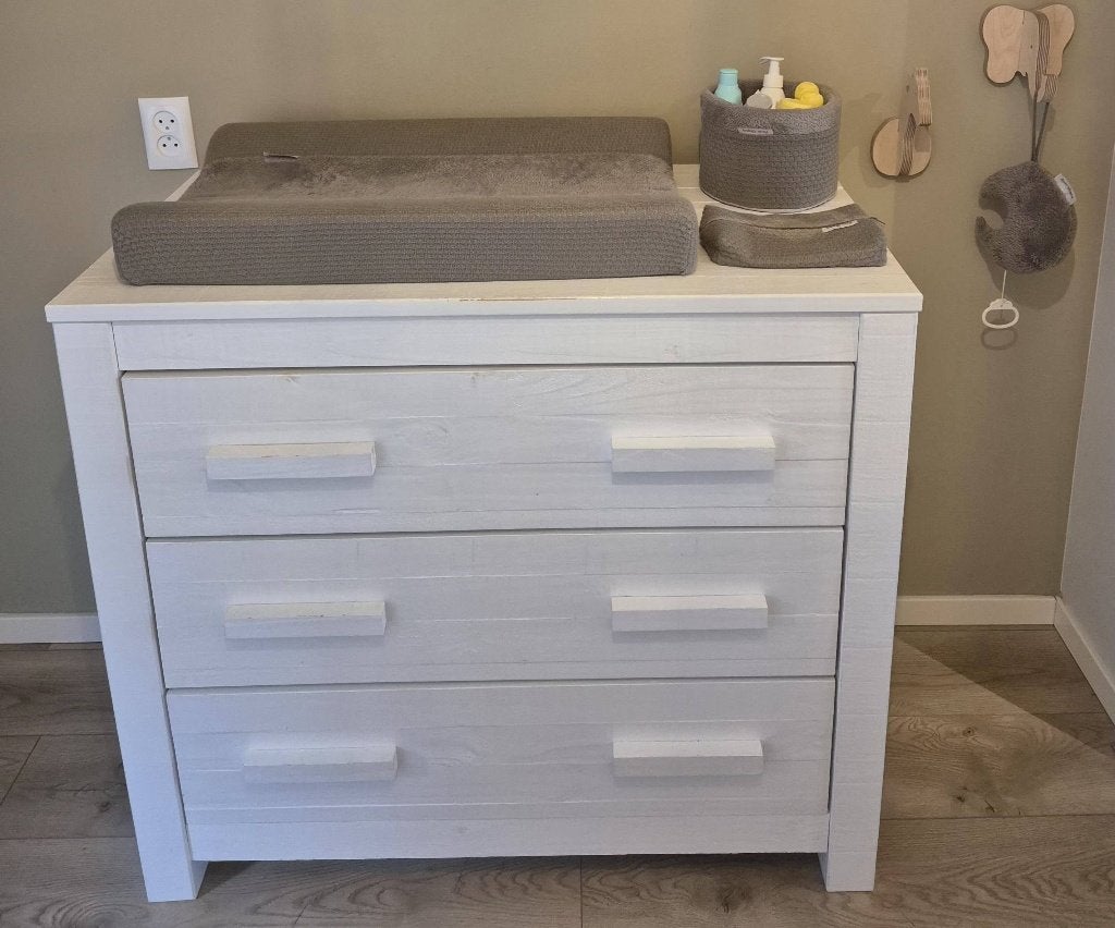Babykamer: ledikant, commode, wandrek wit Babypark Juno, Kinderen en Baby's, Kinderkamer | Complete kinderkamers, Ophalen, Gebruikt