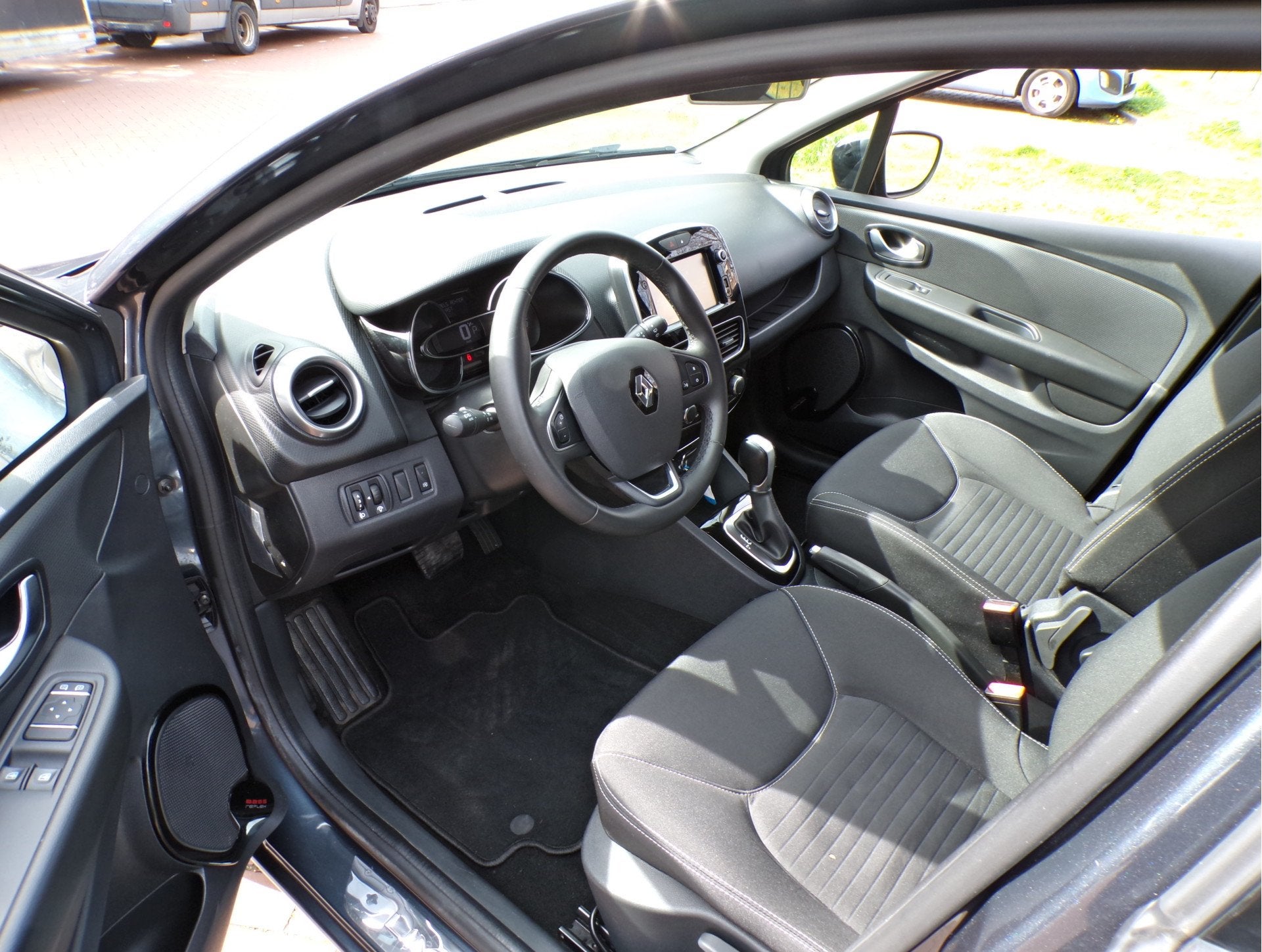 Renault Clio Estate 1.2 TCe Intens AUTOMAAT TEL NAVI CRUISEC, Auto's, Dealer onderhouden, Gebruikt, Euro 6, 4 cilinders