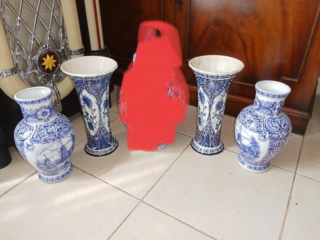 4 Delfts blauwe vazen, 2 met lichte beschadigingen, Ophalen