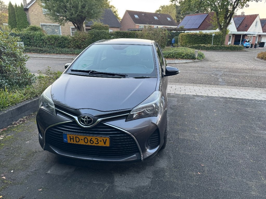 Toyota Yaris 1.3 16V Vvt-i 5DR 2015 Grijs, Stof, 4 cilinders, Handgeschakeld, Grijs