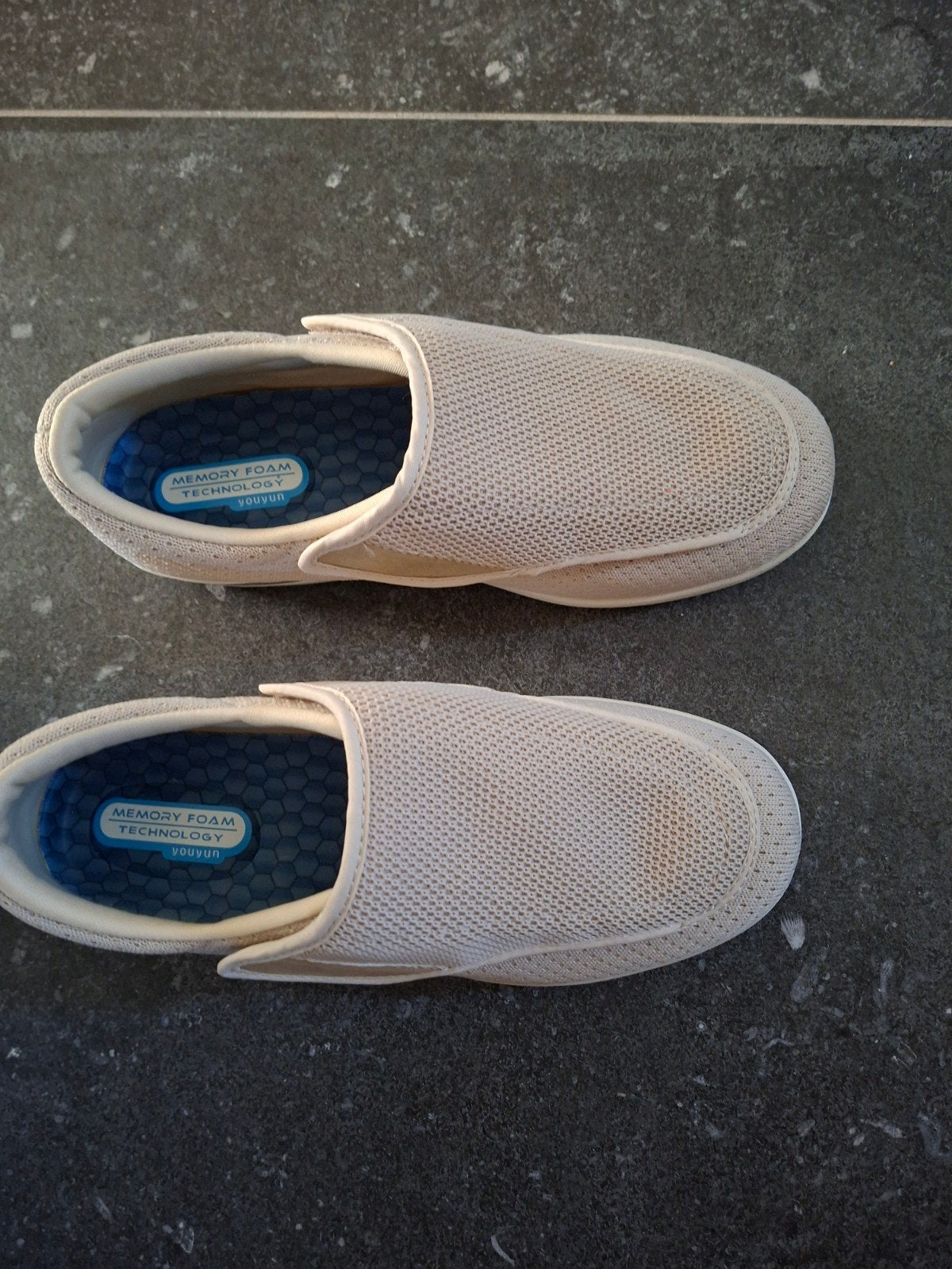 Te koop, Beige, Nieuw, Ophalen of Verzenden, Pantoffels of Sloffen
