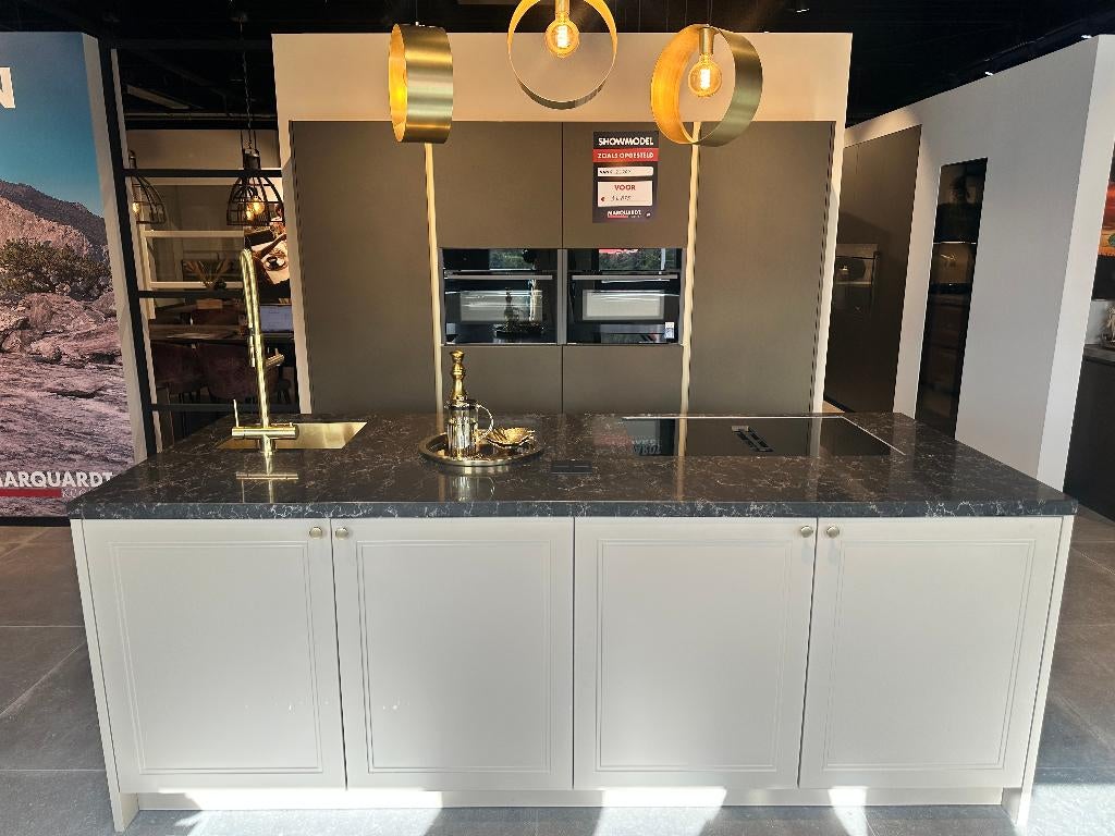 Volledige luxe showroomkeuken met eiland + Neff apparatuur