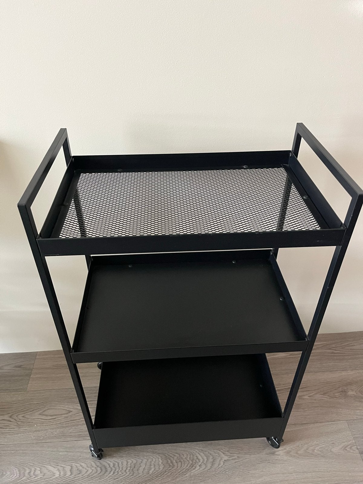 Zwart metalen trolley met 3 etages en wielen, Ophalen, Zo goed als nieuw