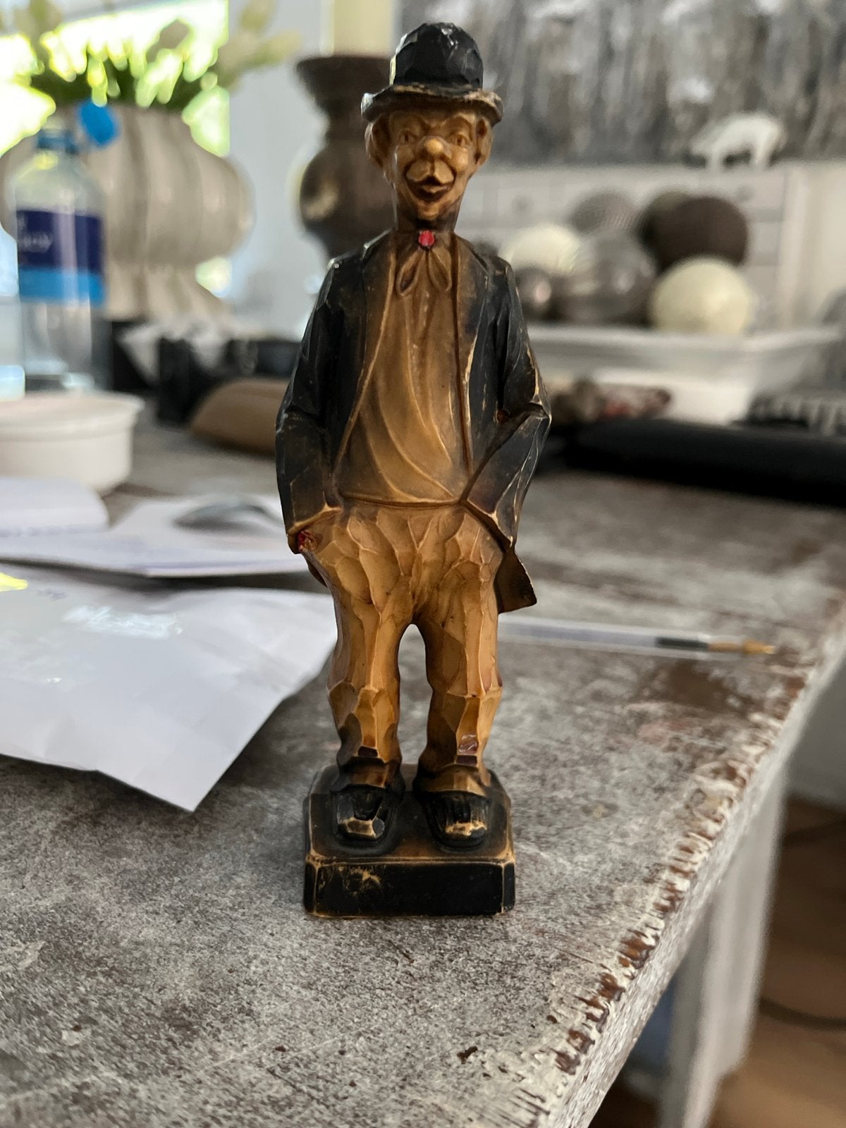 Vintage Beeldje Man met Hoed  Duitsland, Antiek en Kunst, Minder dan 20 cm, Kunststof, Ophalen of Verzenden, Op sokkel
