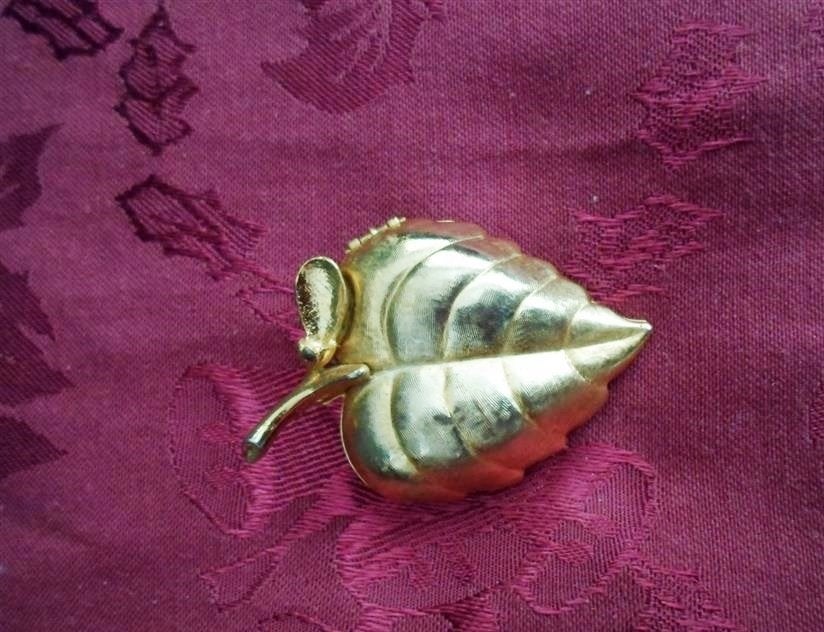 AVON Crème de parfumhouder in de vorm van een blad. Broche., Ophalen of Verzenden, Zo goed als nieuw, Miniatuur, Gevuld