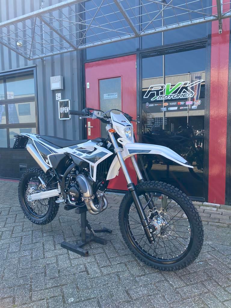Beta RR50 Enduro Sport Wit/Zwart en Rood/Zwart 2026!, Ophalen, 6 versnellingen, Maximaal 45 km/u, Nieuw
