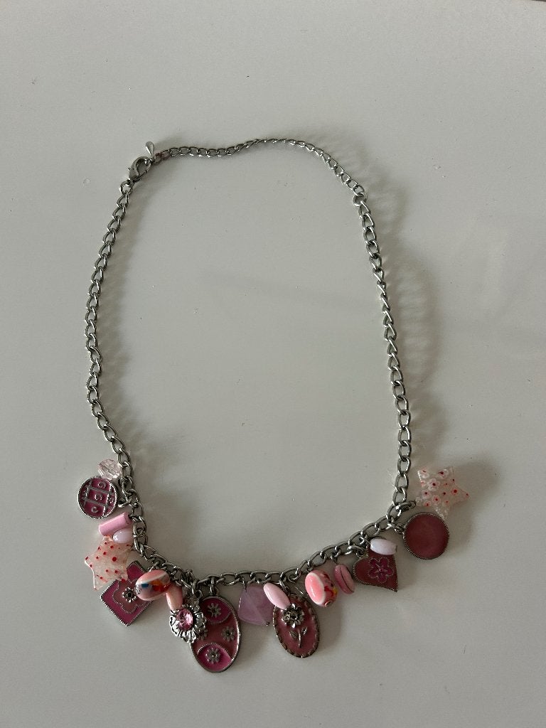 Bedelketting / charm necklace in roze tinten, Ophalen of Verzenden, Nieuw, Roze, Overige materialen