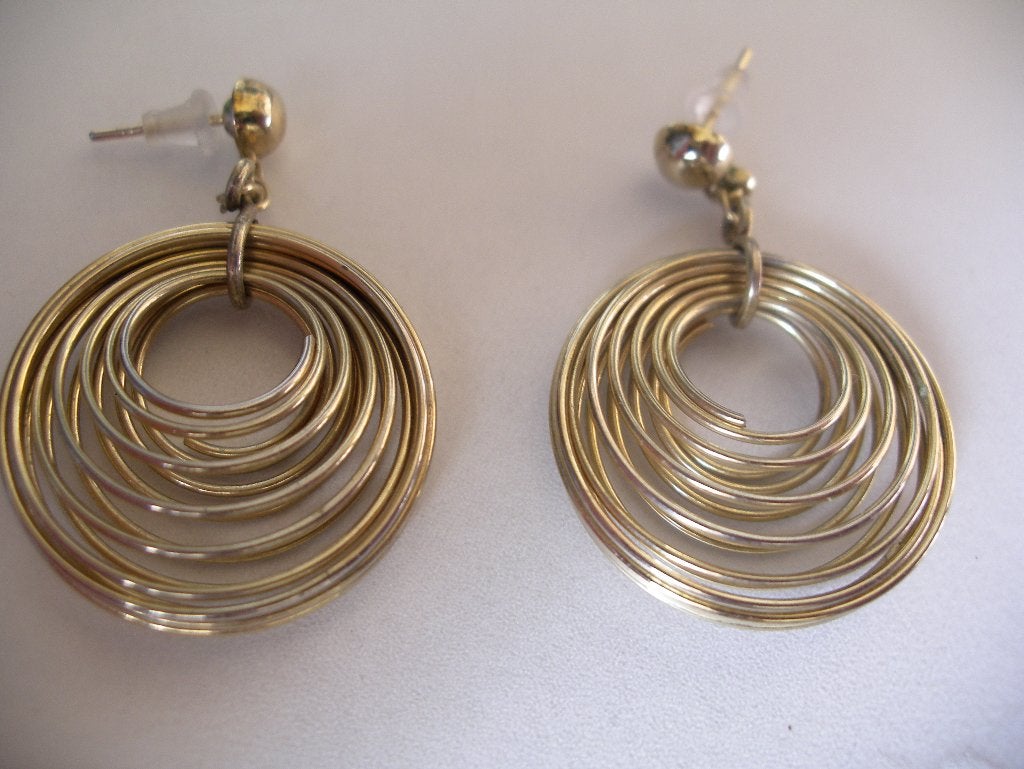 Een paar mooie Oude Lange Goudkleurige Oorbellen, Sieraden, Tassen en Uiterlijk, Antieke sieraden, Verzenden, Overige materialen
