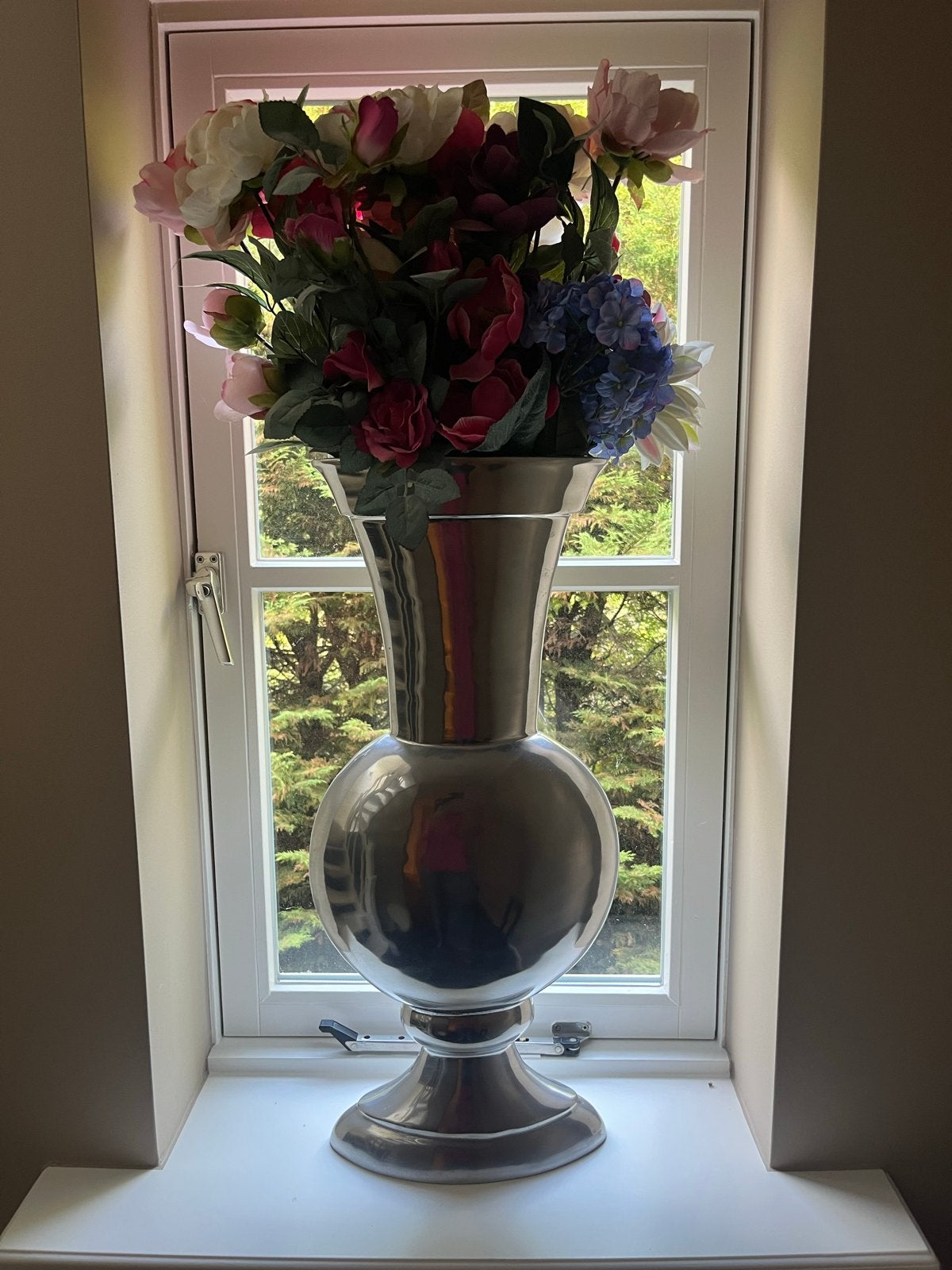 Grote zilverkleurige vaas (met kunstbloemen), Ophalen, Inclusief decoratie, Zo goed als nieuw, Metaal