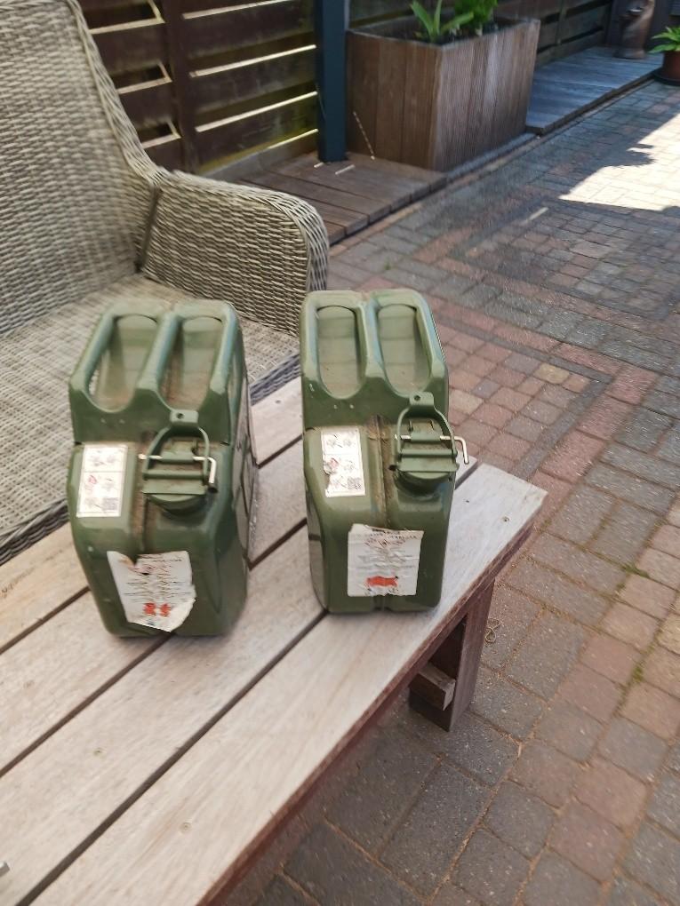 t.k. metalen jerrycan 10 liter met vul slang, Ophalen, Gebruikt
