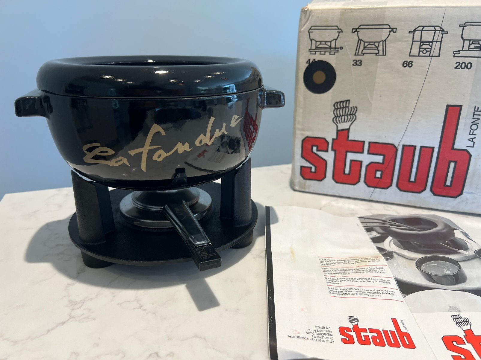 Staub La Fondue glimmend zwart met gouden opdruk, Gebruikt, Gietijzer, Overige typen, Ophalen of Verzenden