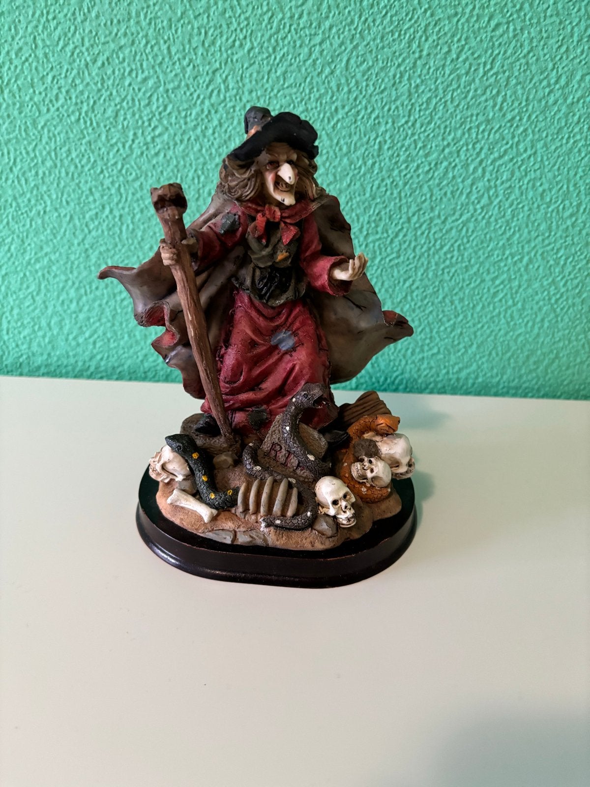 Heksenbeeldje met staf en schedels - Halloween decoratie, Verzamelen, Beelden en Beeldjes, Ophalen, Zo goed als nieuw, Fantasy