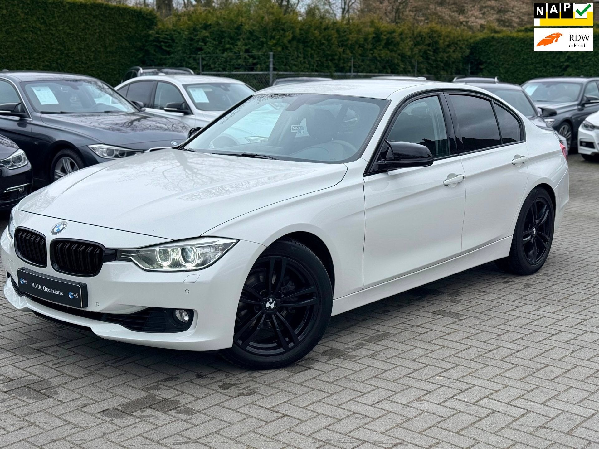 BMW 3-serie 320i High Executive Sport|Nieuwe Ketting|Navigat, Auto's, Automaat, Euro 5, Gebruikt, Zwart