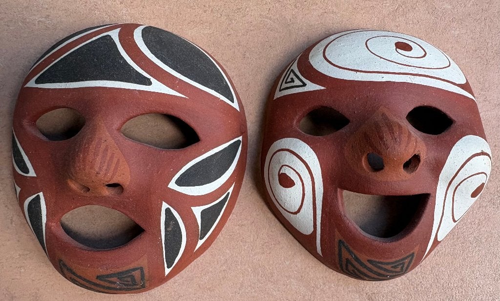 2 kleine kleimaskers, Venezuela, Steen/keramiek, Masker, Ophalen of Verzenden, 9 cm