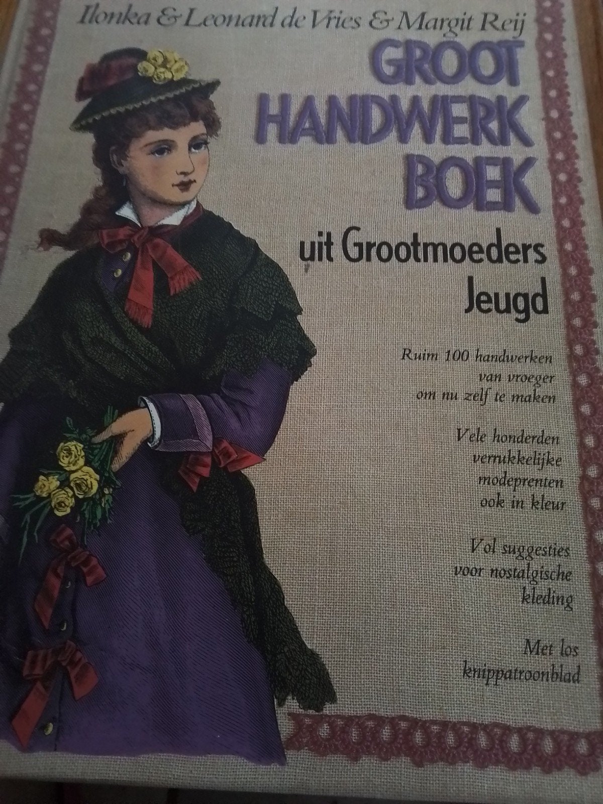 Groot Handwerk Boek uit Grootmoeders Jeugd, Ophalen of Verzenden