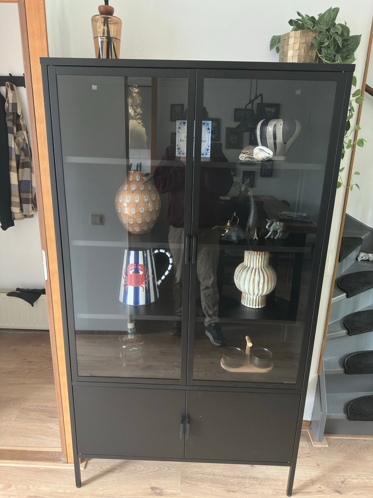 Zwart Metalen vitrinekast met glazen deuren, Huis en Inrichting, Ophalen, 50 tot 100 cm, Zo goed als nieuw, Metaal