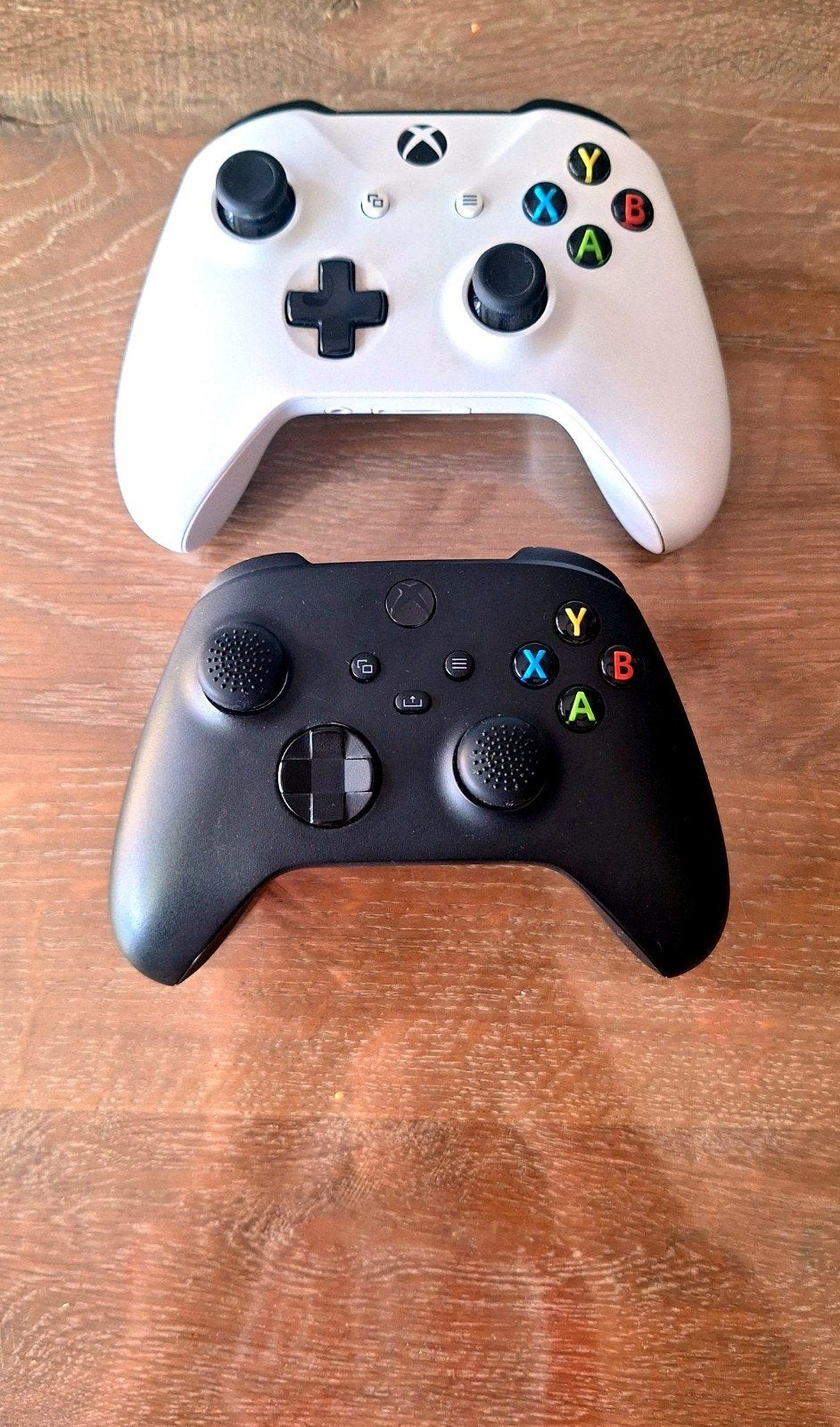 Foto 6 van Xbox Series X 1TB - 2 controllers +oplaadstation en kabels!
