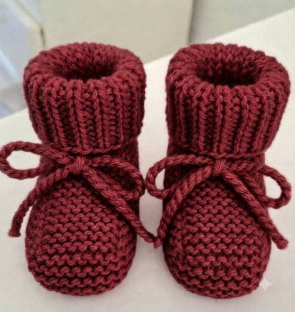 Gebreide slofjes burgundy baby, Verzenden, Nieuw, Jongetje of Meisje, Slofjes