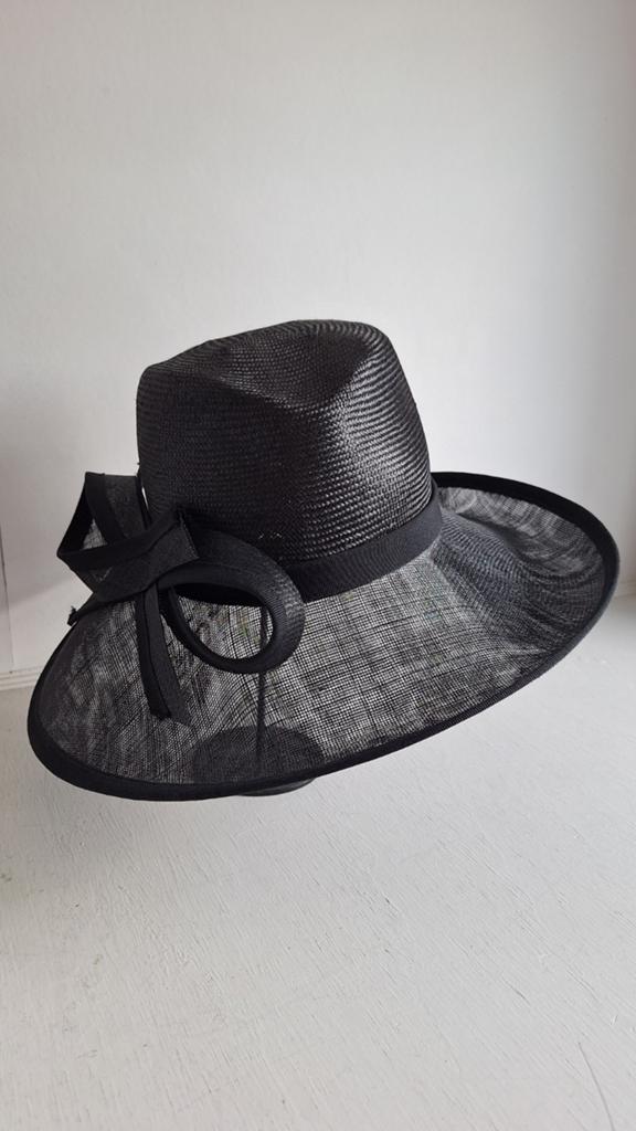 Elegante zwarte hoed met strik. Weba hats, Kleding | Dames, Hoeden en Petten, Ophalen of Verzenden, Zo goed als nieuw, 56 of 57 cm (M, 7 of 7⅛ inch)