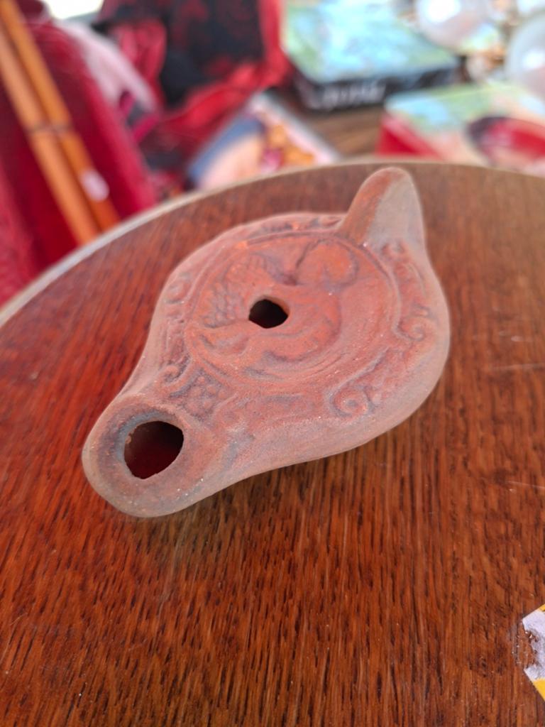 Romeinse olielamp van terracotta met reliëfdecoratie, Antiek en Kunst, Ophalen of Verzenden