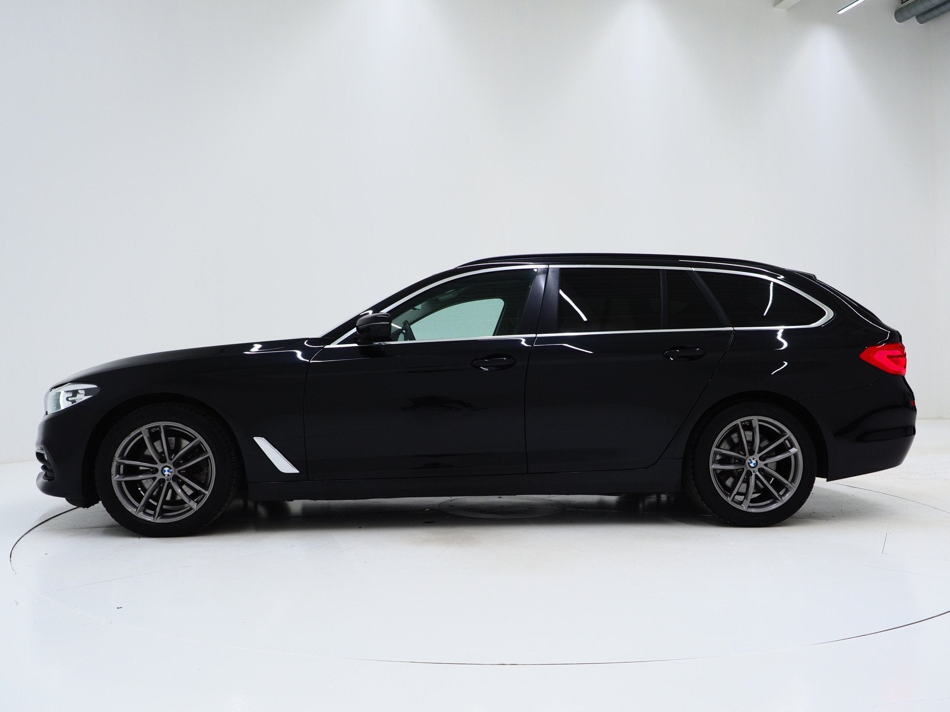 BMW 5 Serie Touring 520i Executive | Leder | Harman/Kardon |, Automaat, 1998 cc, Achterwielaandrijving, 4 cilinders