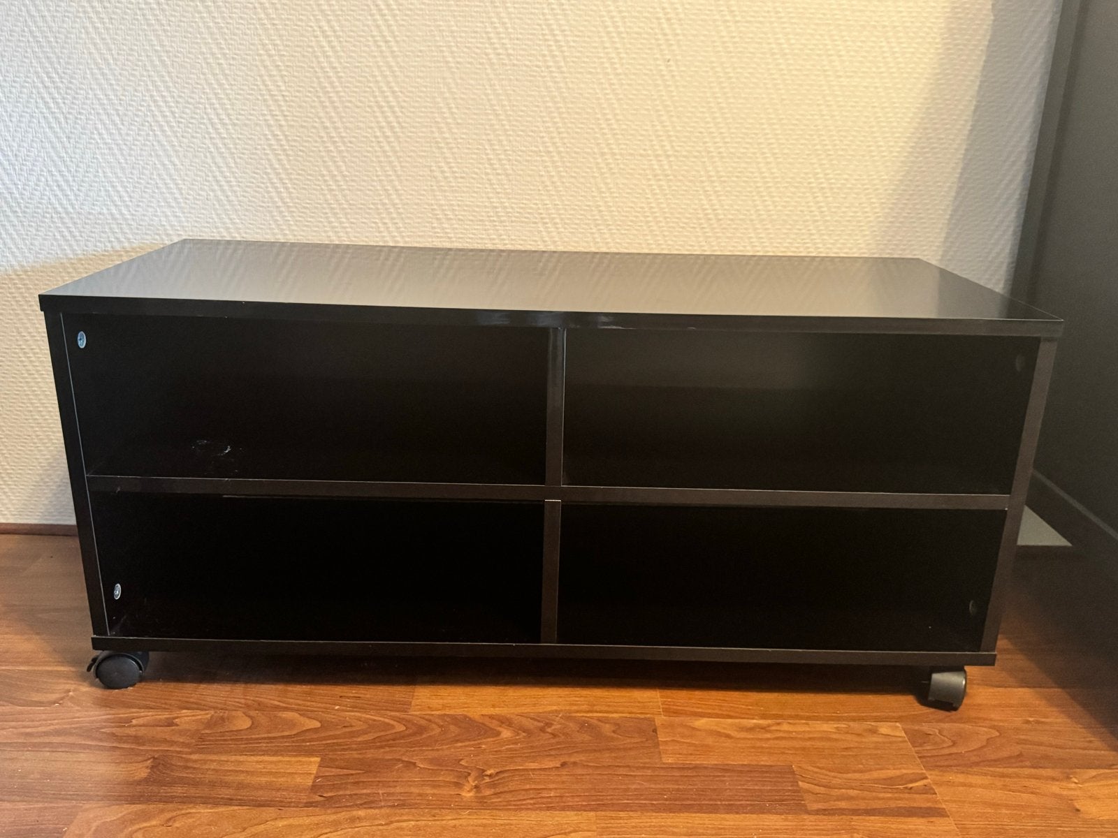 Zwart TV-meubel op wieltjes met 4 vakken, Huis en Inrichting, Ophalen, Gebruikt, 100 tot 150 cm, Minder dan 100 cm