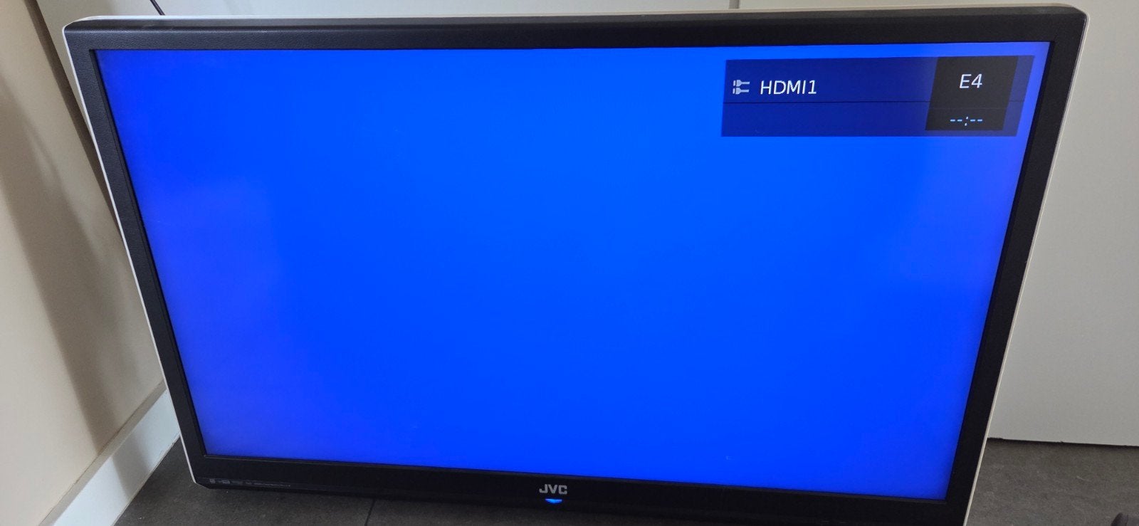 JVC LCD TV - bekrast maar nog prima, met afstandsbedie, Ophalen of Verzenden, Gebruikt, 80 tot 100 cm, LCD
