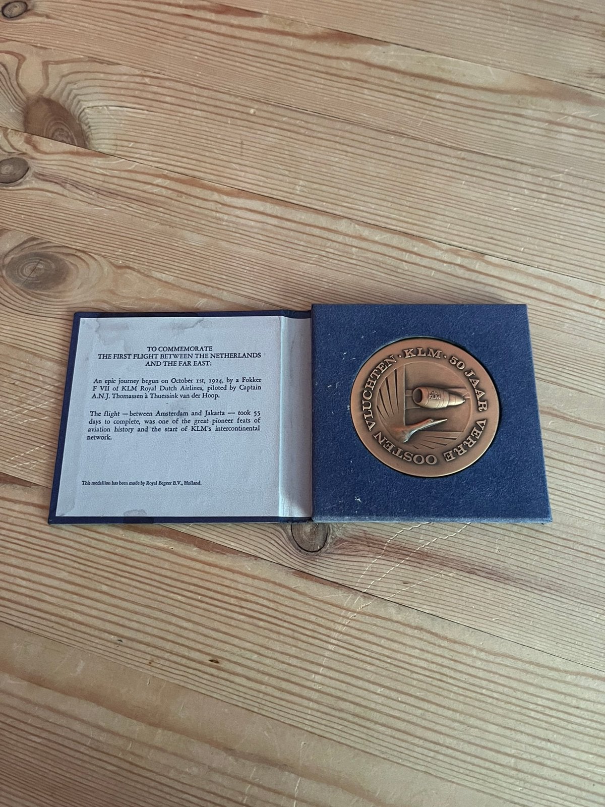 Penning KLM - 50 jaar vluchten naar het Verre Oosten, 1974, Ophalen of Verzenden, Brons, Nederland