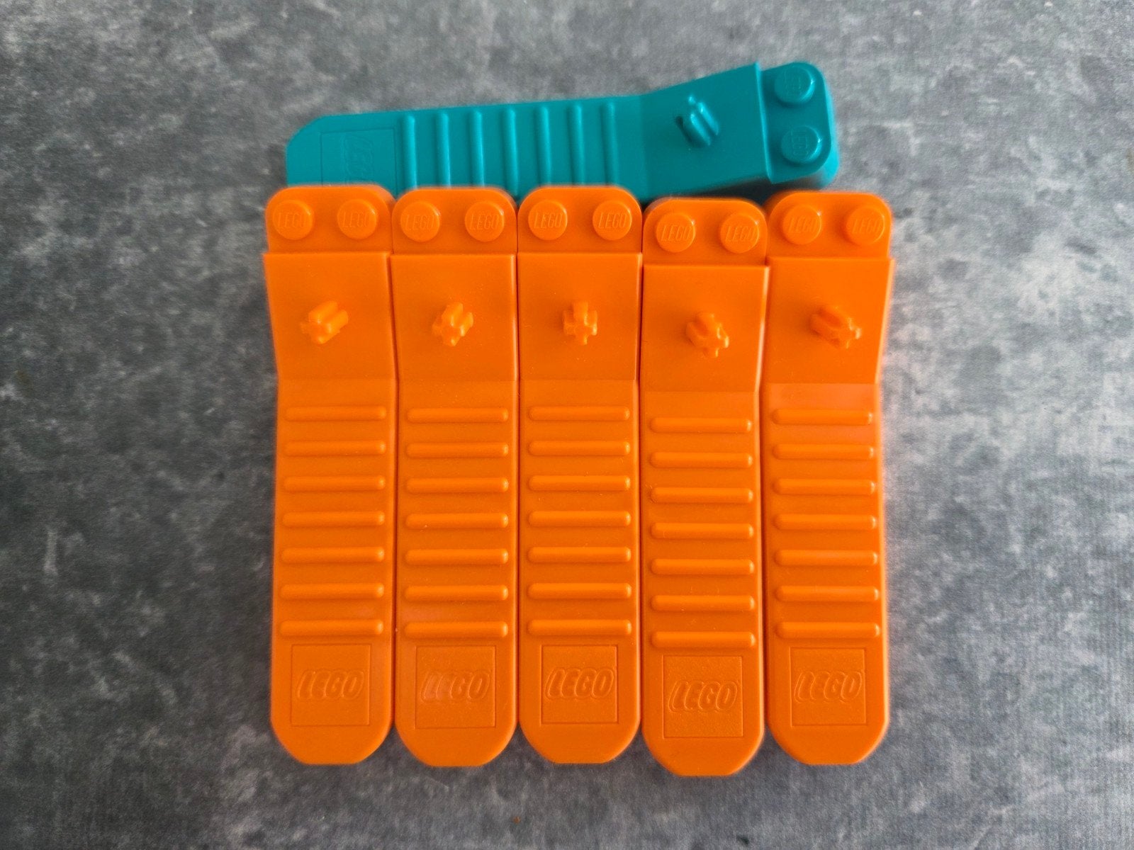 Een set van vijf oranje en één turquoise LEGO steenscheider, Ophalen, Nieuw