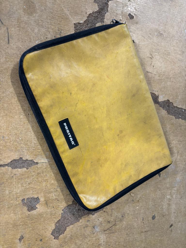 Freitag Laptop Sleeve Geel 15 Inch (Rits Defect), Ophalen of Verzenden, 15 inch, Gebruikt