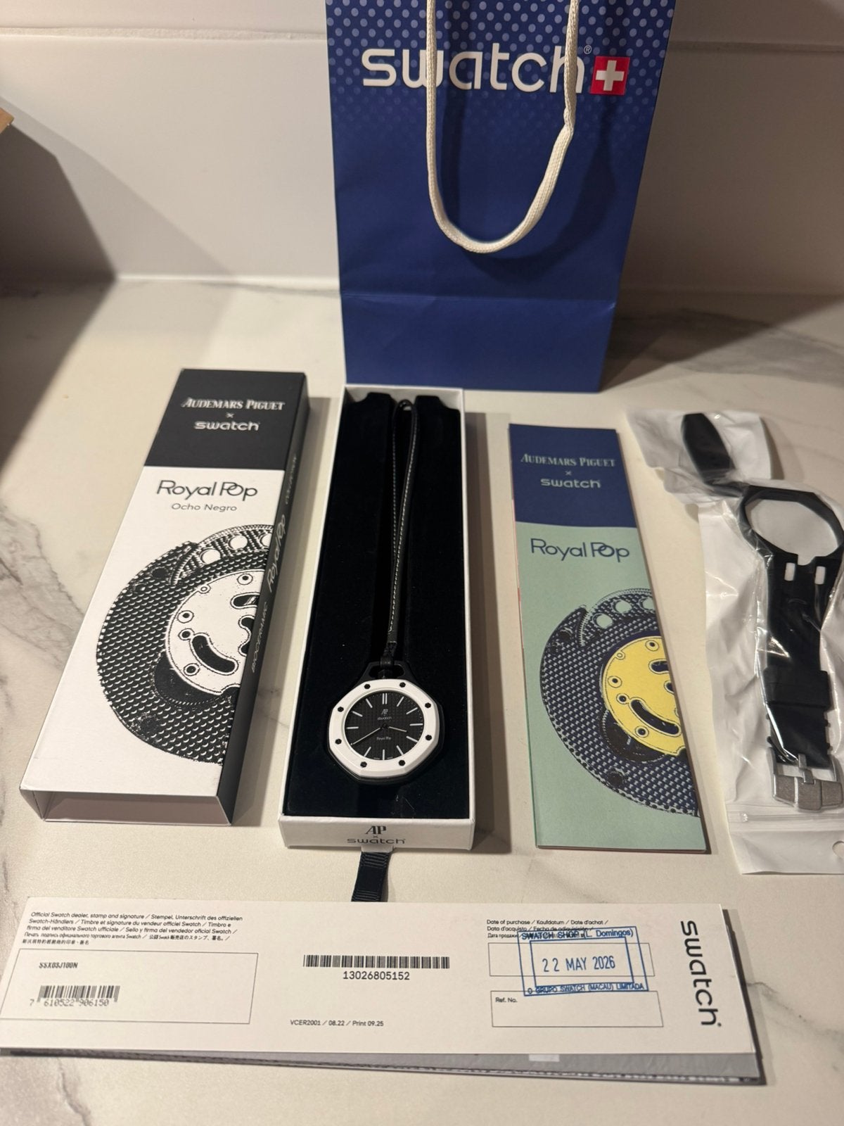 AP x Swatch OTG Ocho Negro, Sieraden, Tassen en Uiterlijk, Overige materialen, Polshorloge, Nieuw, Ophalen of Verzenden